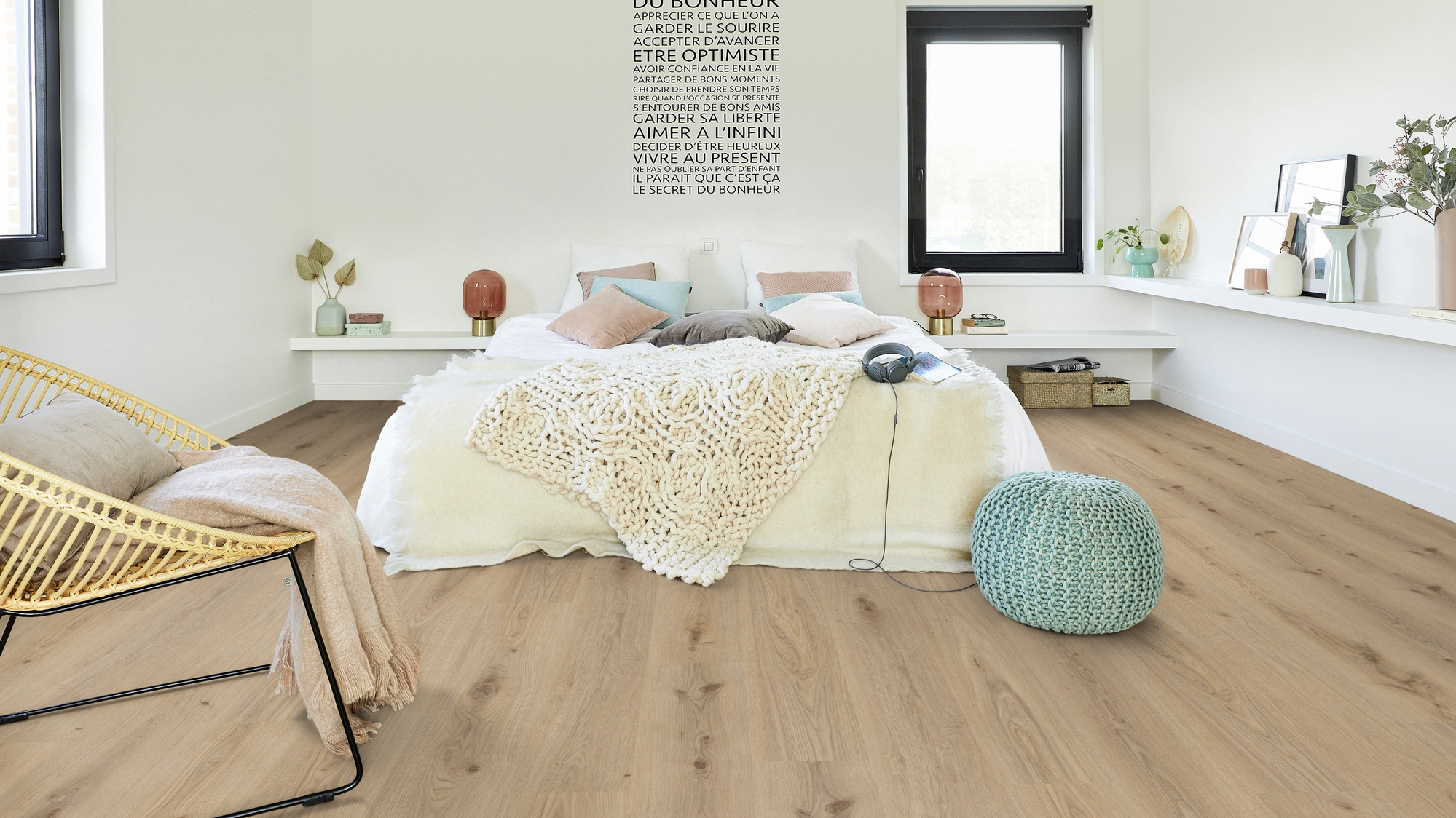 Milieubild Modernes Schlafzimmer - Bett mit Stuhl - Tarkett Klebe-Vinyl Essence 30 Primary Oak Natural Milieubild Modernes Schlafzimmer - Bett mit Stuhl - Tarkett 260055004