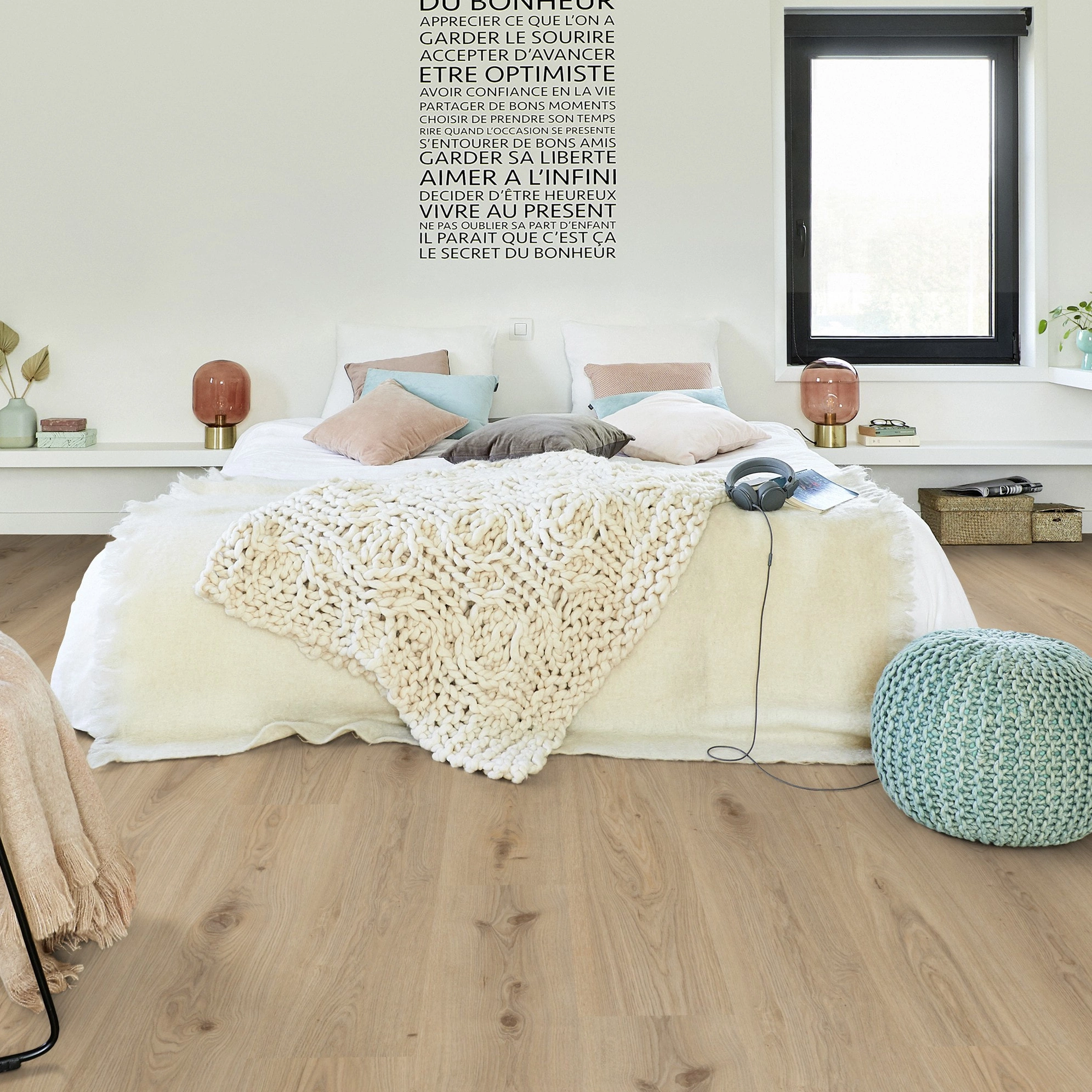 Milieubild Modernes Schlafzimmer - Bett mit Stuhl - Tarkett Klebe-Vinyl Essence 30 Primary Oak Natural Milieubild Modernes Schlafzimmer - Bett mit Stuhl - Tarkett 260055004