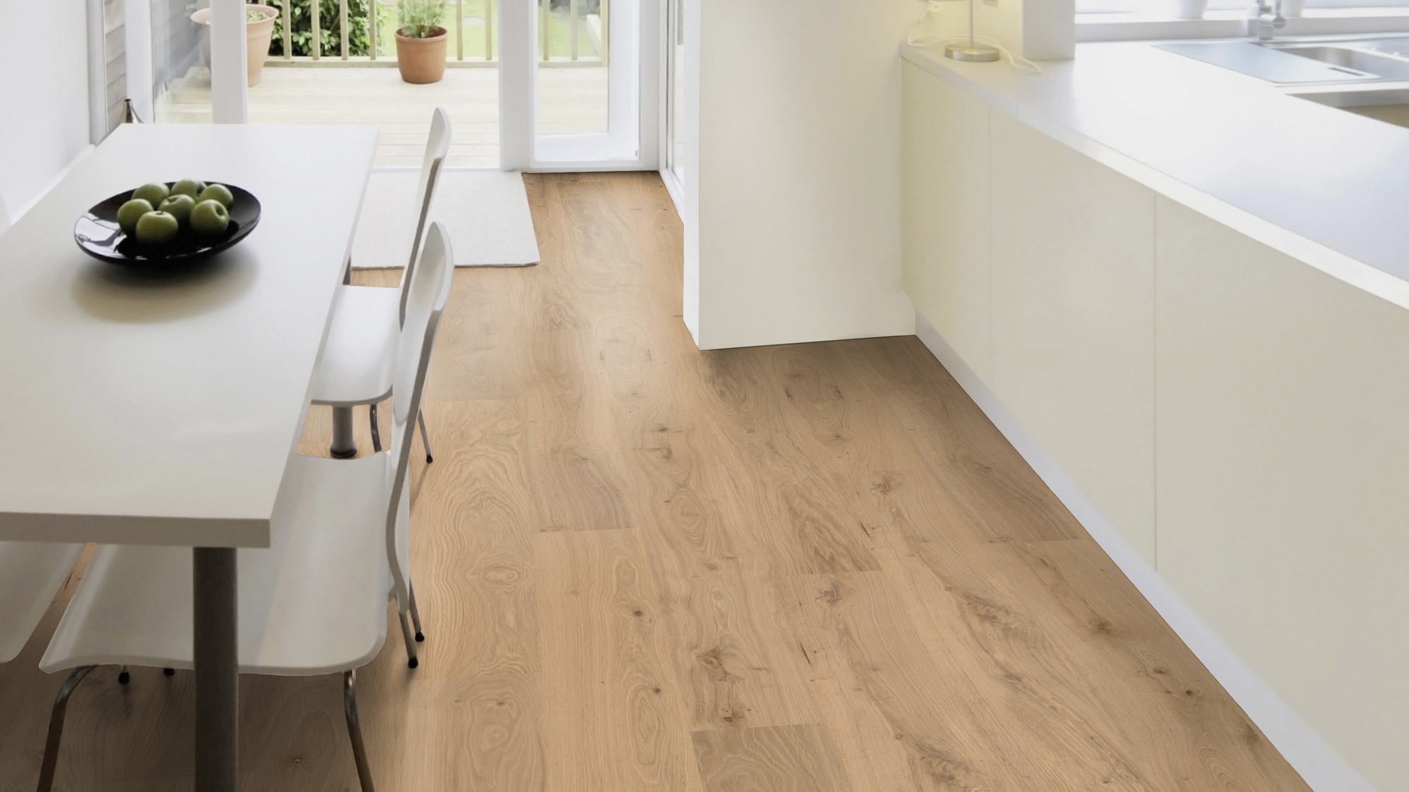 Milieubild Esszimmer mit Terrassentür - Wicanders Wise HDF Klick-Designboden wood Natural Natural Oak Almond Milieubild Esszimmer mit Terrassentür - Wicanders Wise 80003598