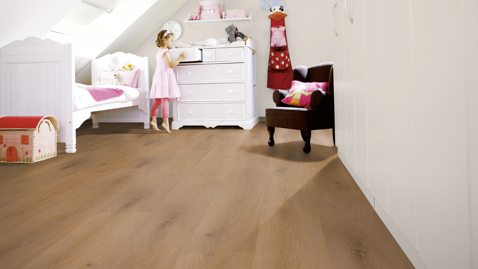 Milieubild Kinderzimmer mit weißer Kommode - wineo PLC311R