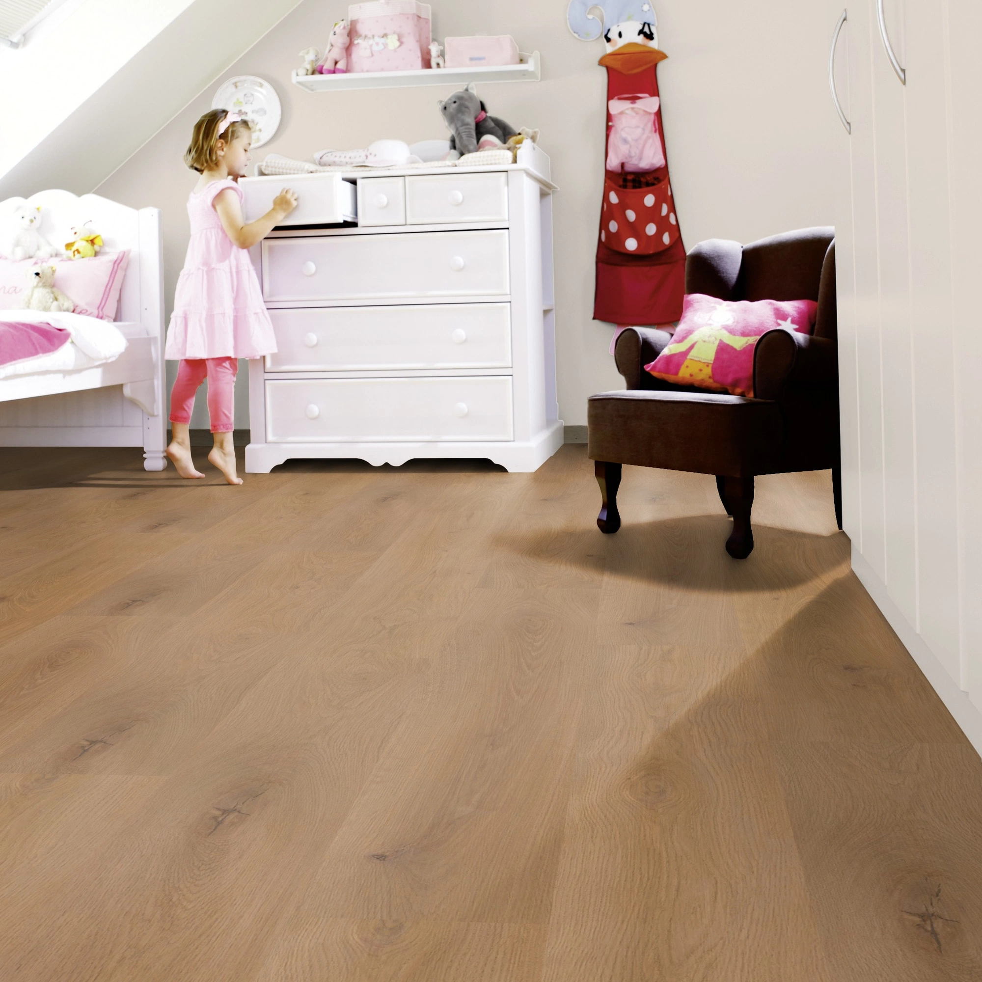 Milieubild Kinderzimmer mit weißer Kommode - wineo Klick-Bioboden PURLINE wineo 1000 wood XL Noble Oak Toffee Milieubild Kinderzimmer mit weißer Kommode - wineo PLC311R