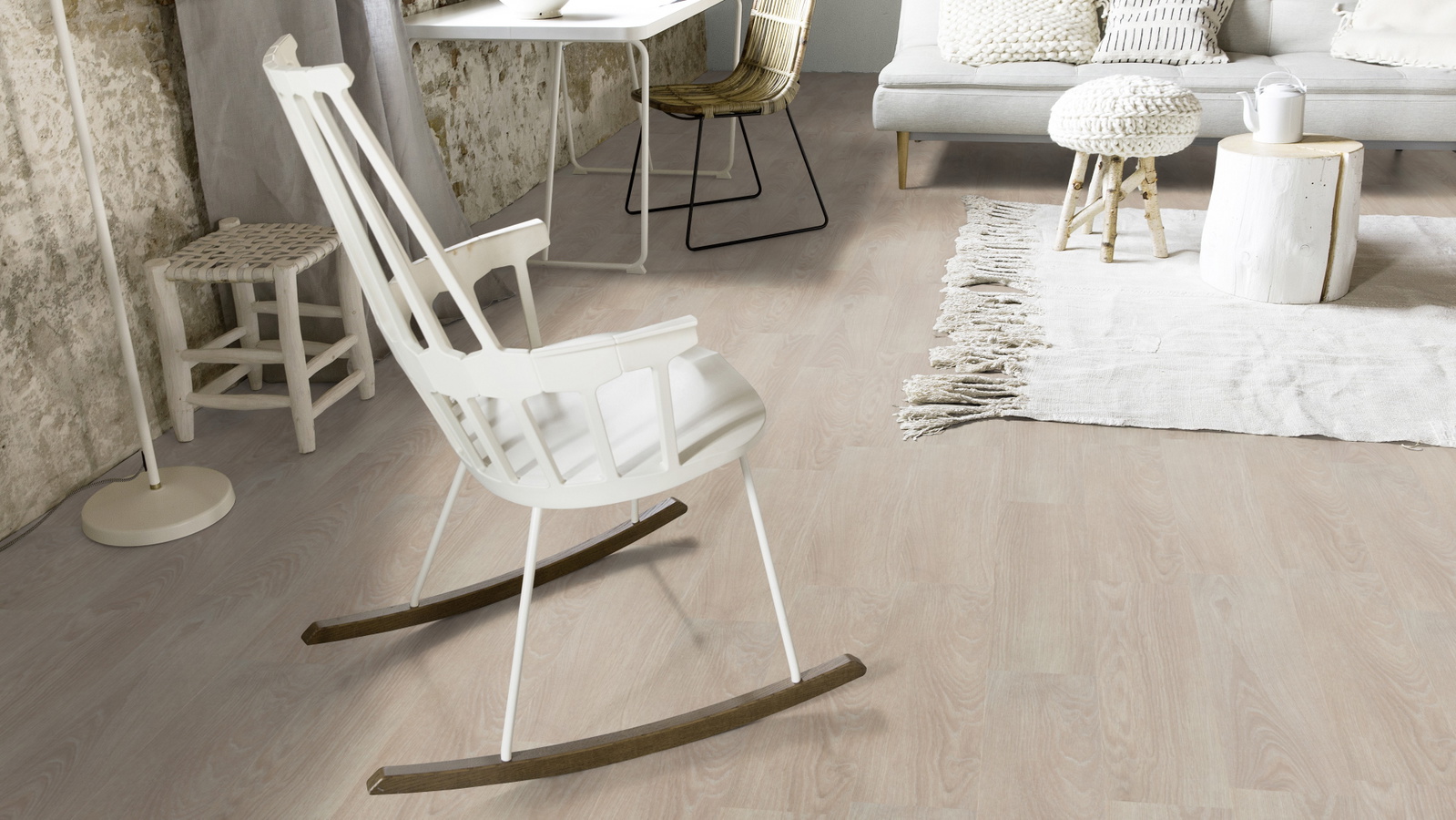 Milieubild Wohnzimmer mit Schaukelstuhl im skandinavischen Stil - Forbo Flooring 243593