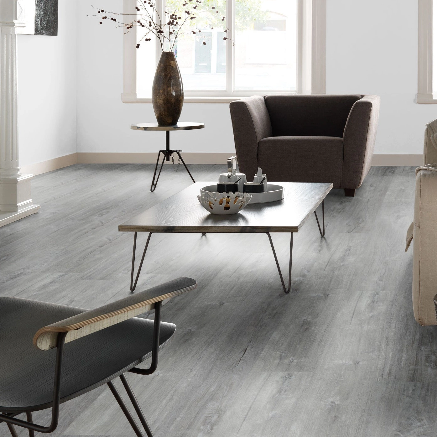 Milieubild Altbau-Wohnzimmer mit Kamin - Forbo Flooring Klebe-Vinyl Enduro Dryback Wood Anthracite Timber Milieubild Altbau-Wohnzimmer mit Kamin - Forbo Flooring 217626