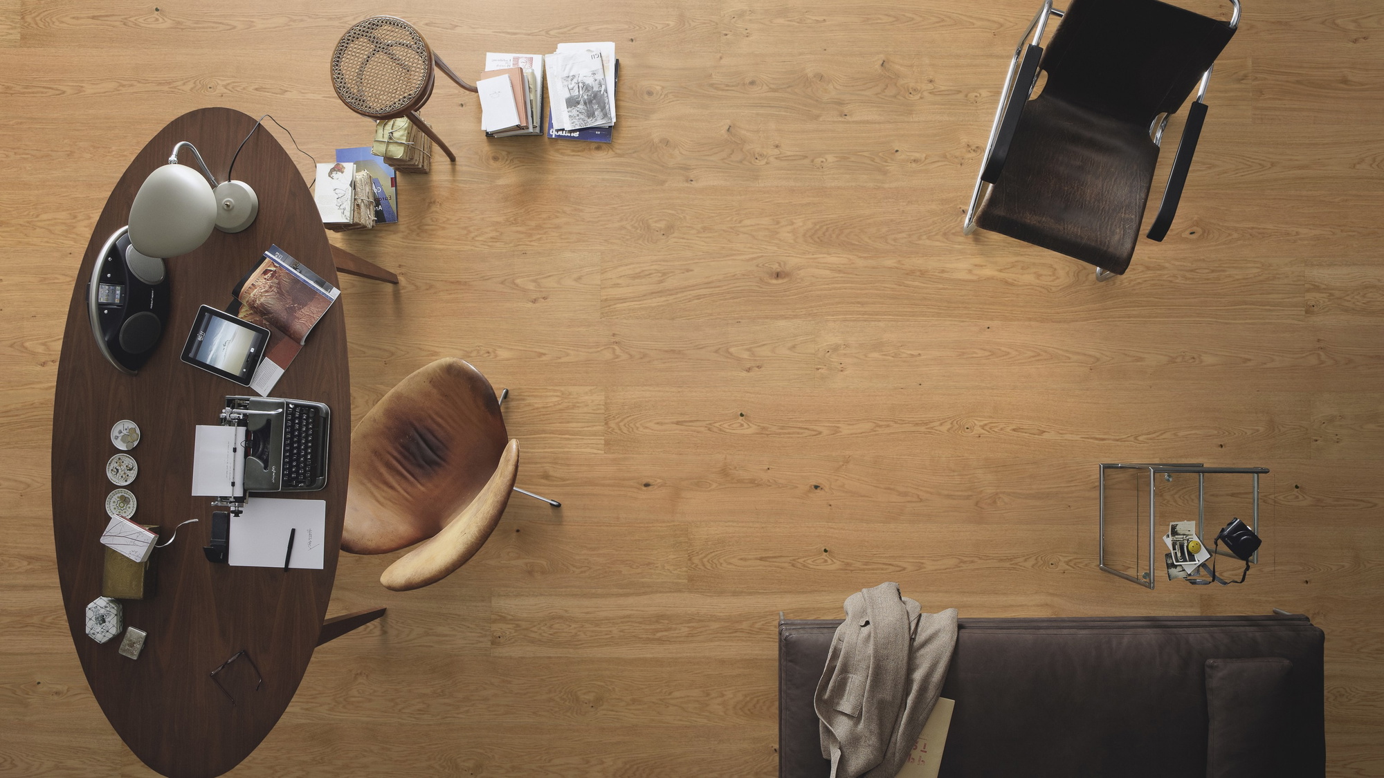 Milieubild Büro mit ovalem Tisch - Draufsicht - MEISTER Furnierboden HD 100 Natureflex Eiche lebhaft Milieubild Büro mit ovalem Tisch - Draufsicht - MEISTER 500139-2200210-20013