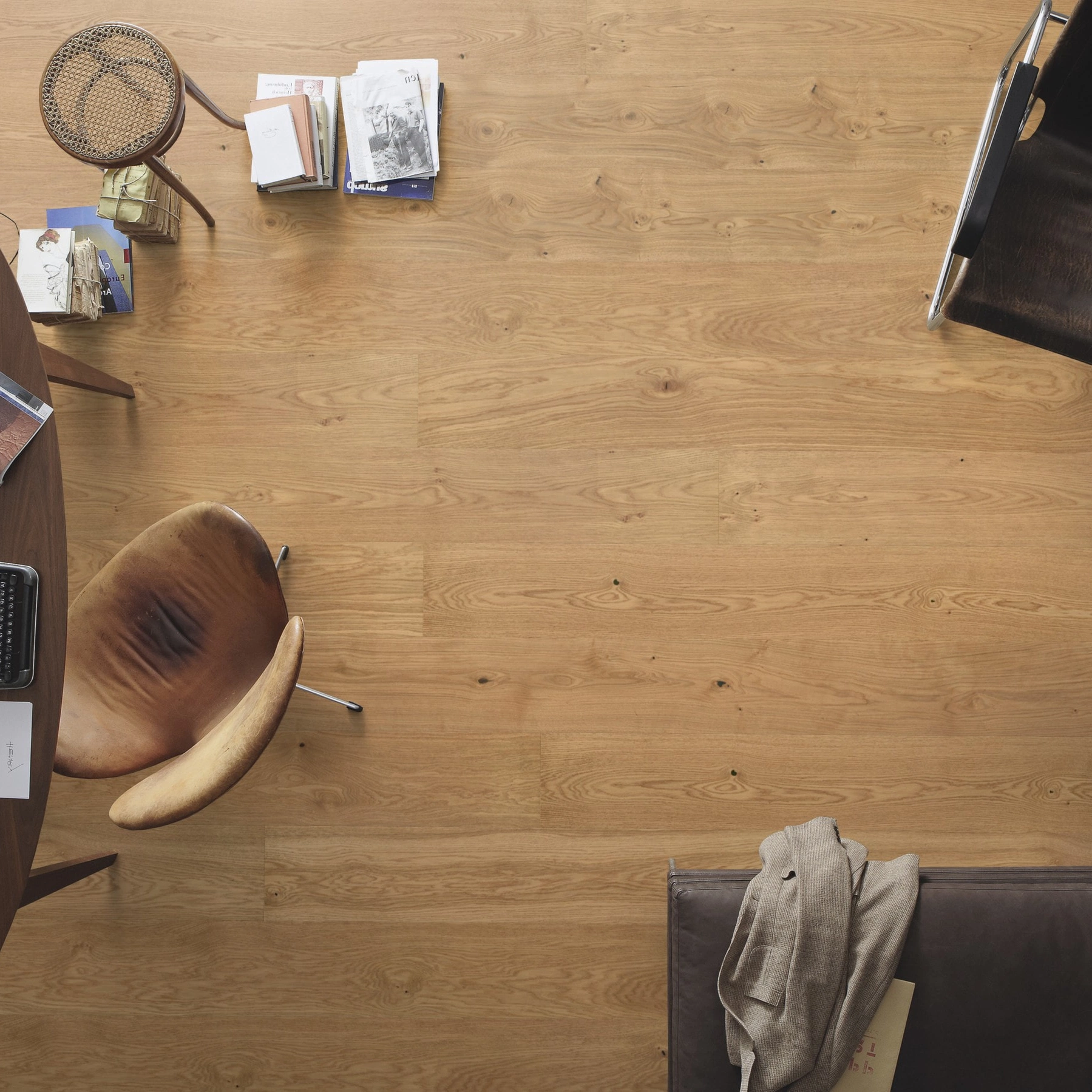 Milieubild Büro mit ovalem Tisch - Draufsicht - MEISTER Furnierboden HD 100 Natureflex Eiche lebhaft Milieubild Büro mit ovalem Tisch - Draufsicht - MEISTER 500139-2200210-20013