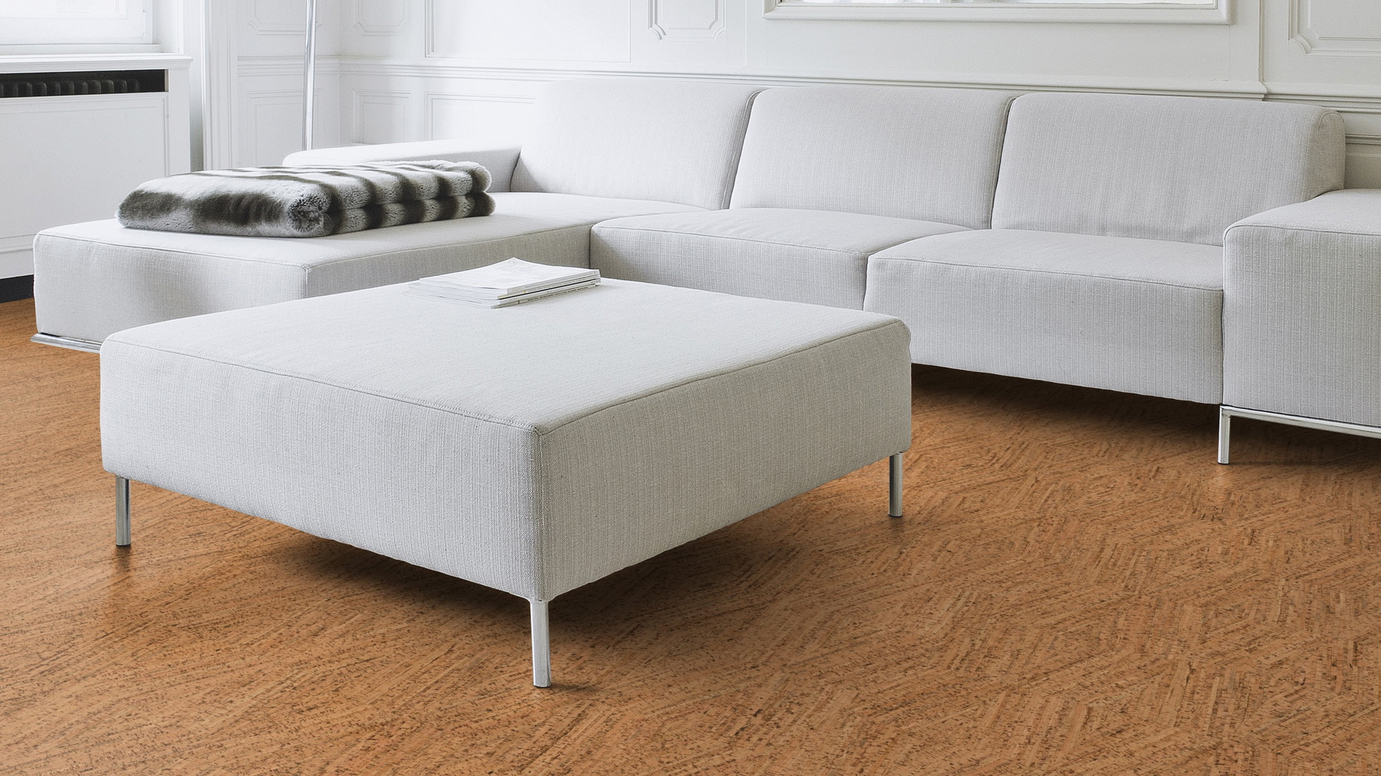 Milieubild Wohnzimmer mit Couch - Nahansicht - Wicanders Wise HDF Klick-Korkboden cork Essence Novel Edge Natural Milieubild Wohnzimmer mit Couch - Nahansicht - Wicanders Wise 80001300