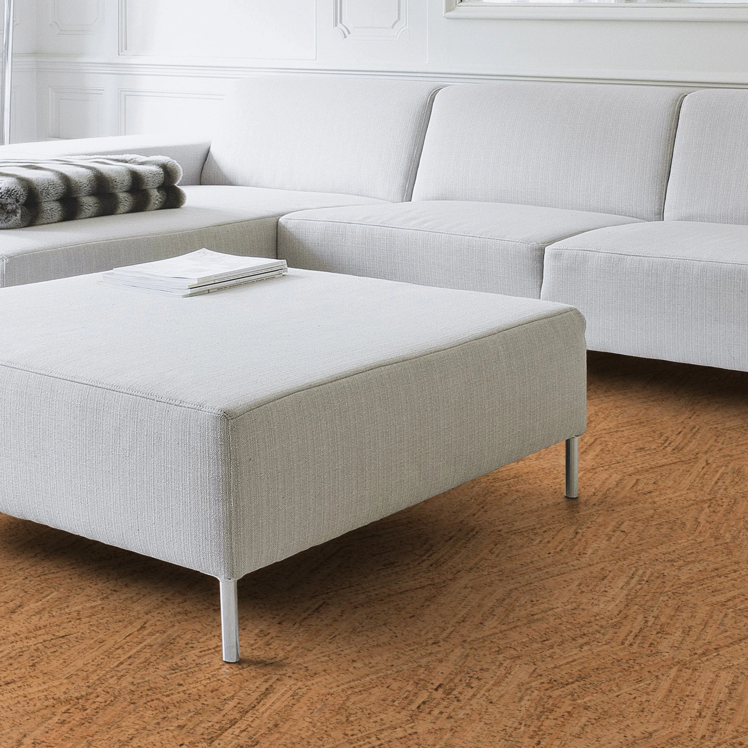 Milieubild Wohnzimmer mit Couch - Nahansicht - Wicanders Wise HDF Klick-Korkboden cork Essence Novel Edge Natural Milieubild Wohnzimmer mit Couch - Nahansicht - Wicanders Wise 80001300