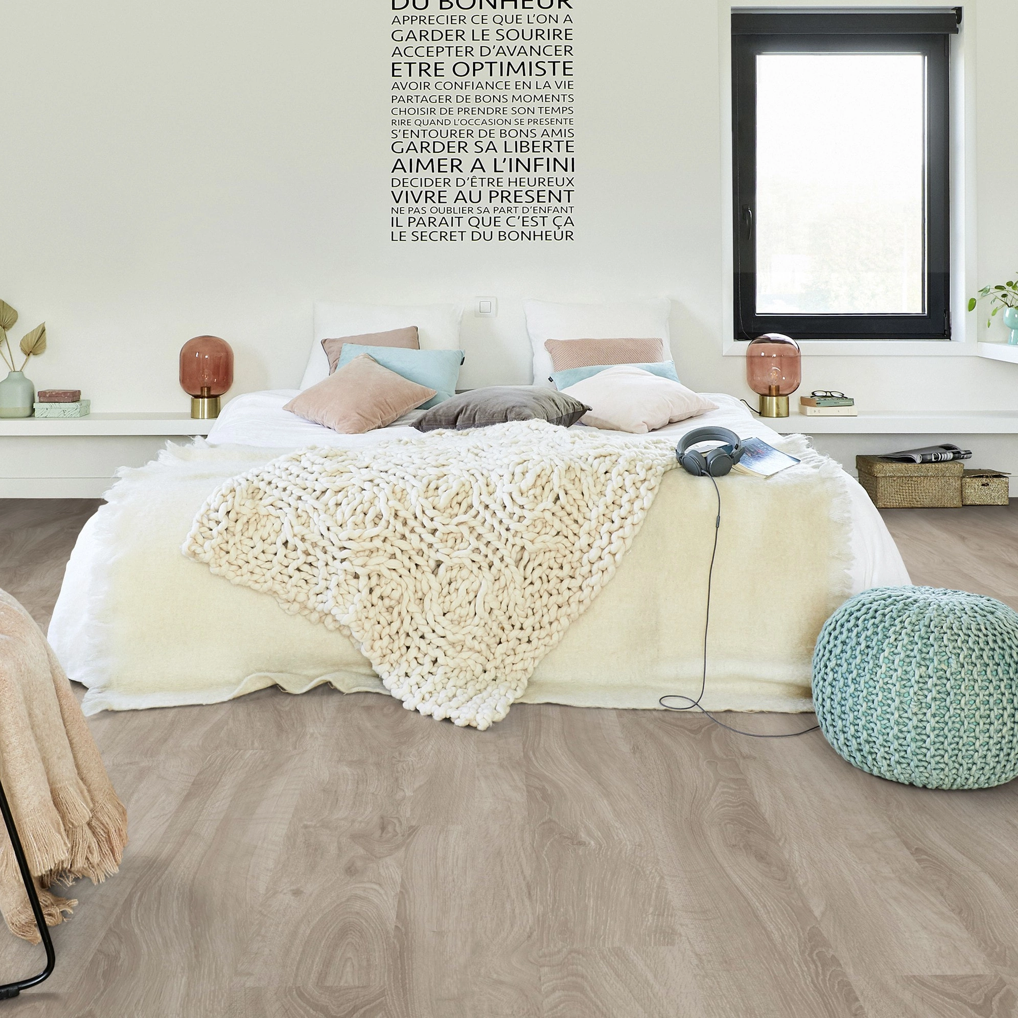 Milieubild Modernes Schlafzimmer - Bett mit Stuhl - Tarkett Klebe-Vinyl iD Inspiration 30 CLASSICS English Oak Grey-beige Milieubild Modernes Schlafzimmer - Bett mit Stuhl - Tarkett 24524011