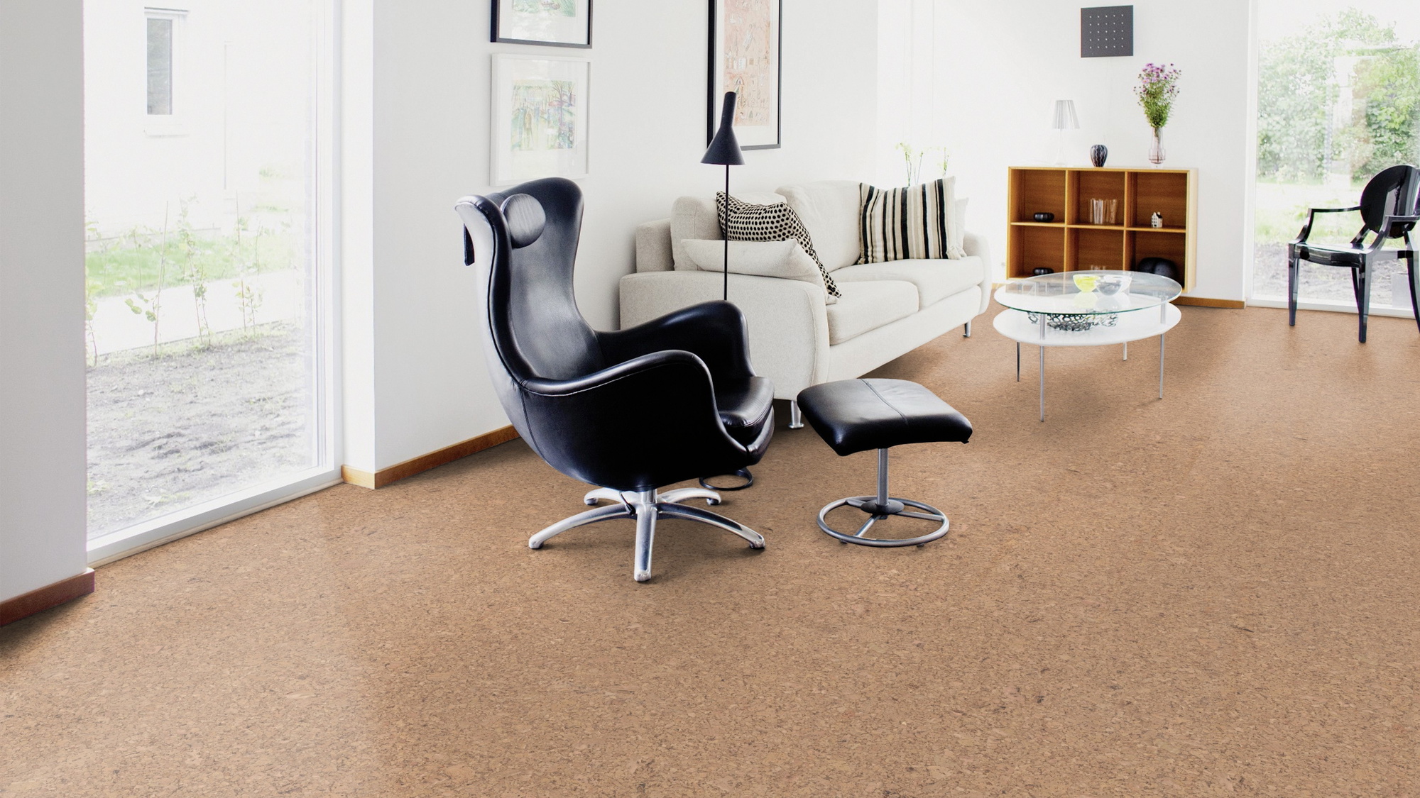 Milieubild Wohnzimmer mit Sessel und bodentiefem Fenster - Wicanders Wise HDF Klick-Korkboden cork Go Ambition Milieubild Wohnzimmer mit Sessel und bodentiefem Fenster - Wicanders Wise 80001643