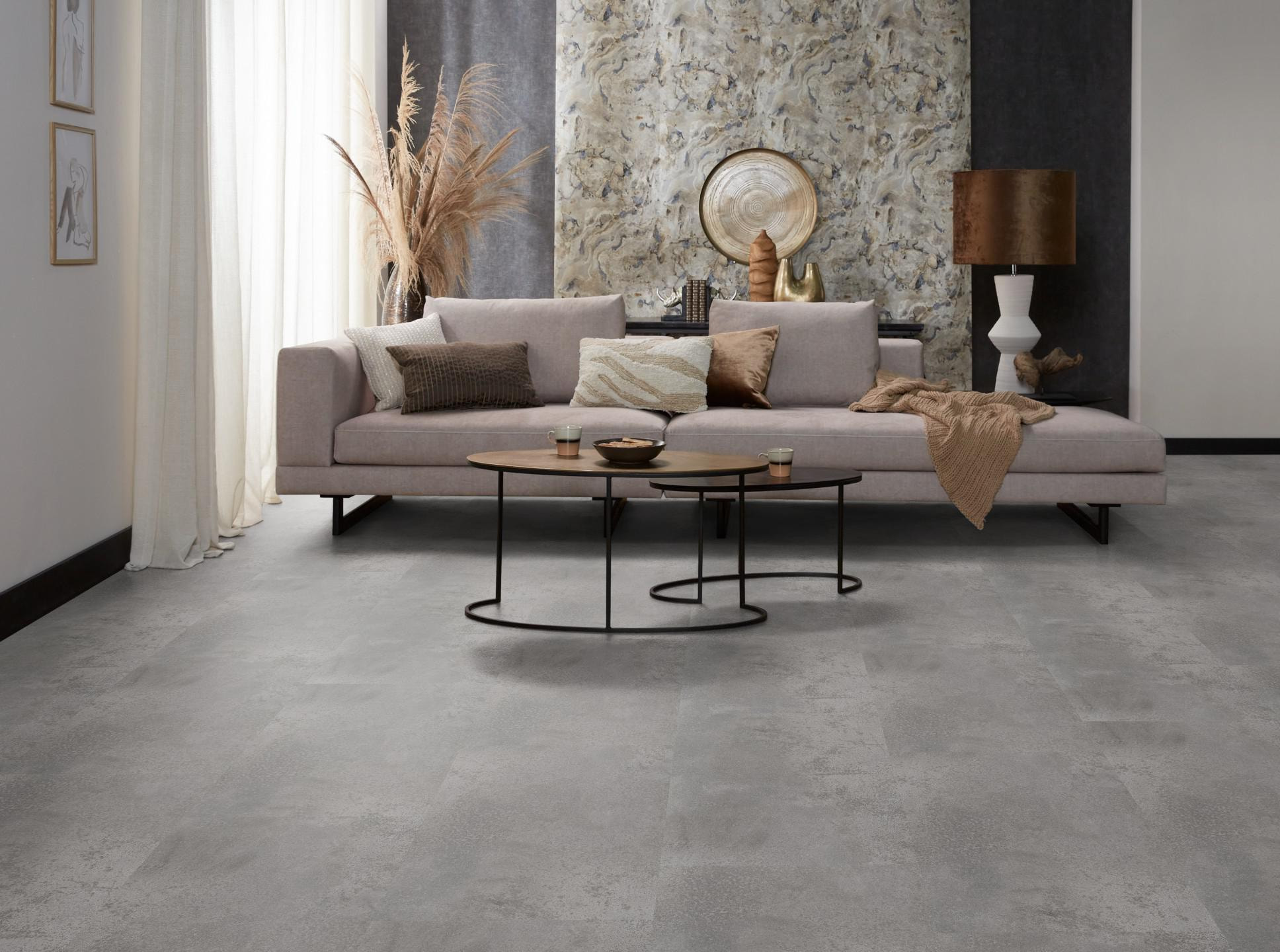 Milieubild Modernes, freundliches Wohnzimmer mit Sofa und Wandtapete - nexflor Klebe-Vinyl Oreios Collection Pelion Milieubild Modernes, freundliches Wohnzimmer mit Sofa und Wandtapete - nexflor NXF-51030-004