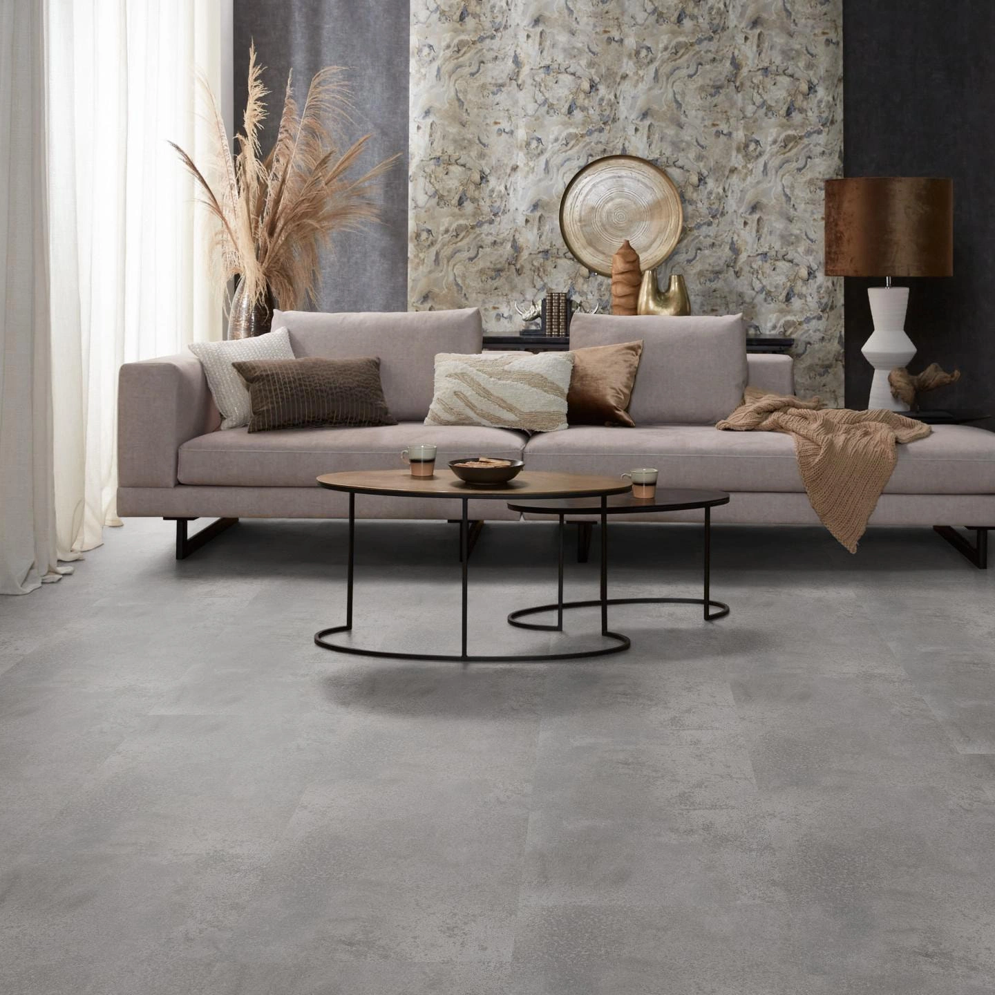 Milieubild Modernes, freundliches Wohnzimmer mit Sofa und Wandtapete - nexflor Klebe-Vinyl Oreios Collection Pelion Milieubild Modernes, freundliches Wohnzimmer mit Sofa und Wandtapete - nexflor NXF-51030-004