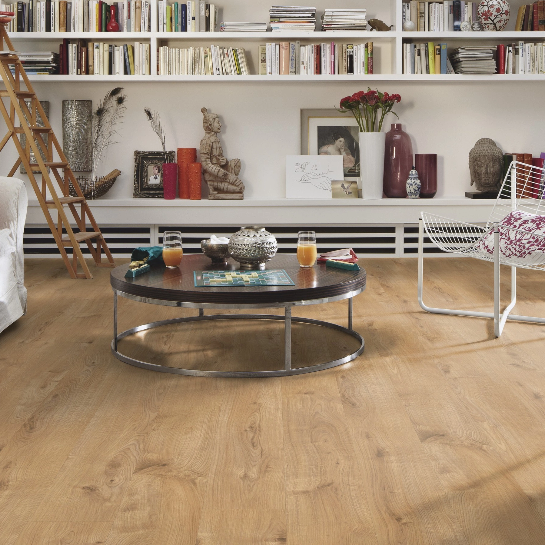 Milieubild Wohnzimmer mit großem Bücherregal - MEISTER Laminat LD 55 Villa Oak Milieubild Wohnzimmer mit großem Bücherregal - MEISTER 600015-1288198-07016