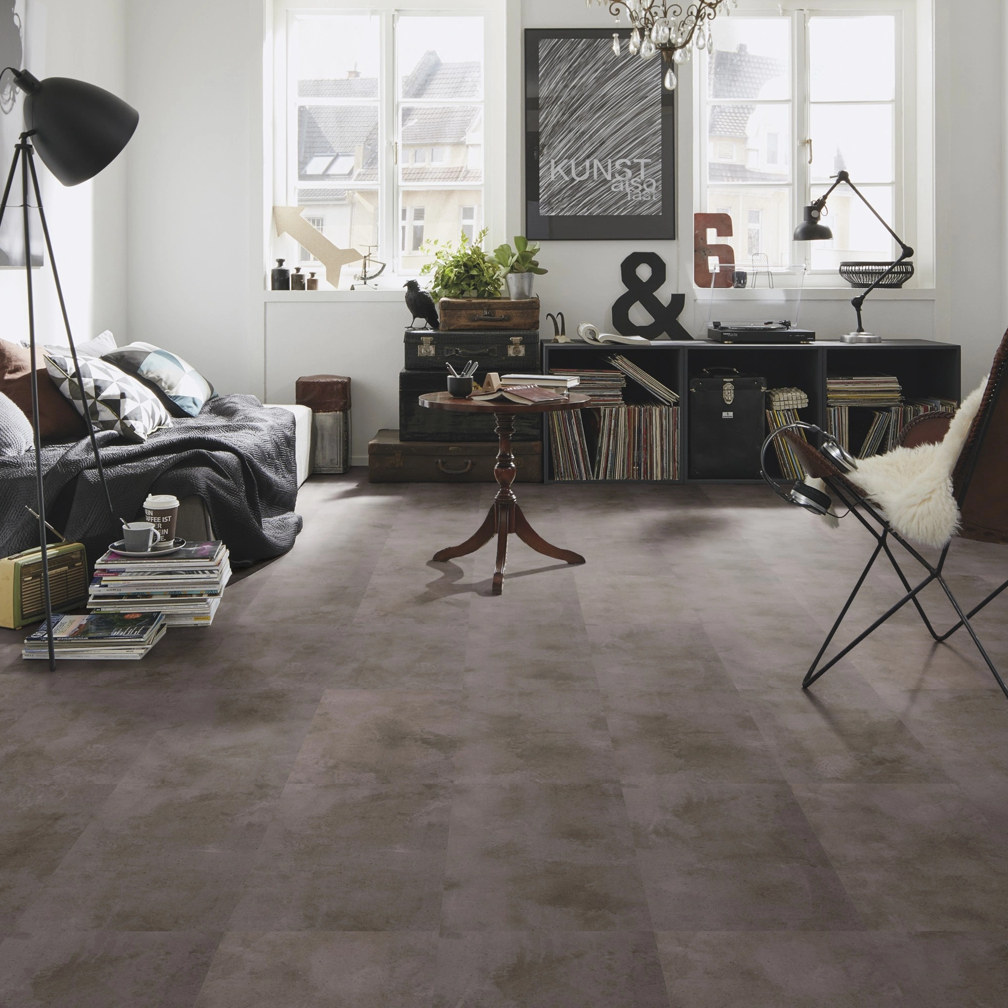 Milieubild Kompaktes Wohnzimmer mit Bücherregal - wineo HDF Klick-Bioboden PURLINE wineo 1000 stone L Urban Concrete Steel Milieubild Kompaktes Wohnzimmer mit Bücherregal - wineo MLP319R