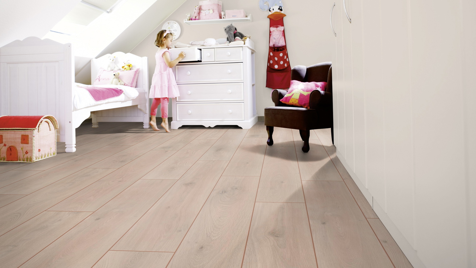 Milieubild Kinderzimmer mit weißer Kommode - wineo MLP309R