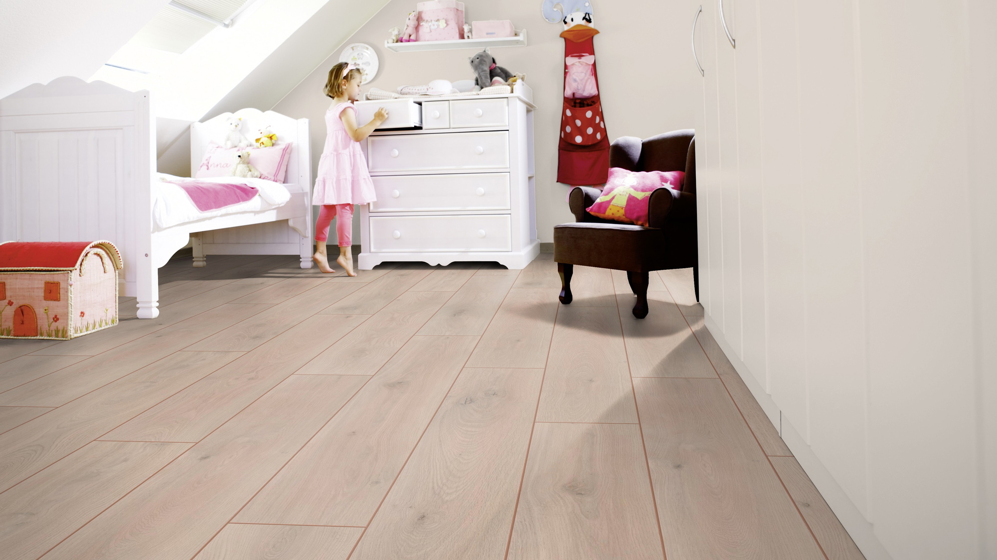 Milieubild Kinderzimmer mit weißer Kommode - wineo MLP309R