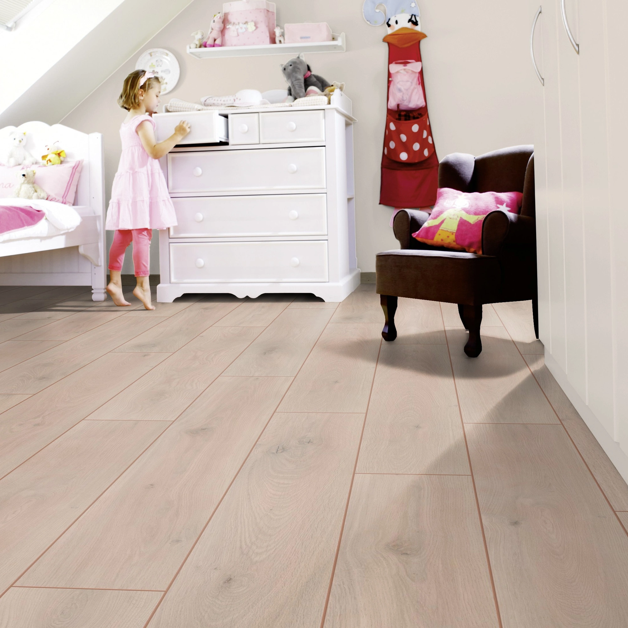 Milieubild Kinderzimmer mit weißer Kommode - wineo HDF Klick-Bioboden PURLINE wineo 1000 wood XL Noble Oak Powder Milieubild Kinderzimmer mit weißer Kommode - wineo MLP309R