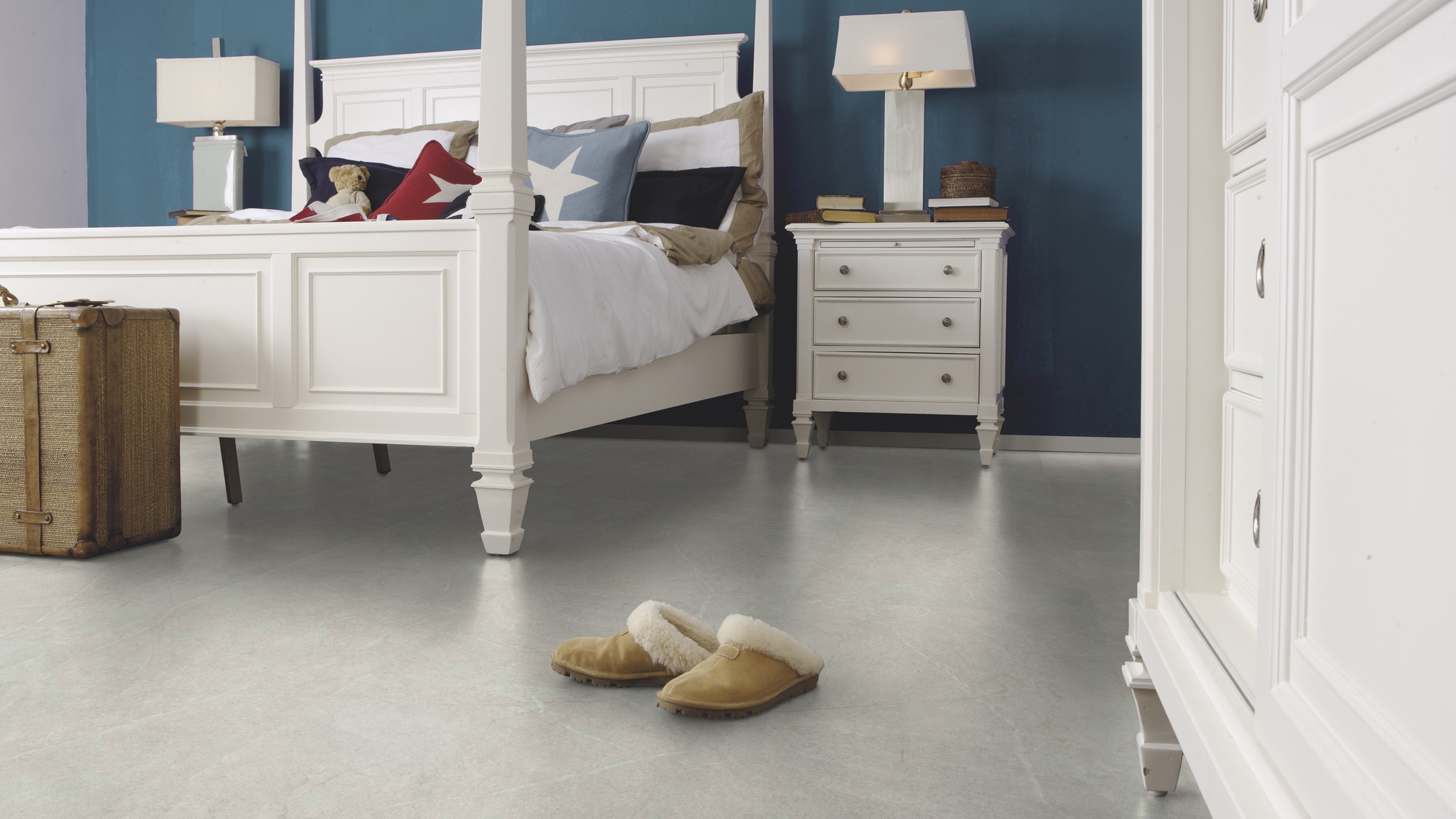 Milieubild Schlafzimmer im Landhaus-Stil - wineo Klebe-Bioboden PURLINE wineo 1500 stone XL Serene Marble Light Milieubild Schlafzimmer im Landhaus-Stil - wineo PL15409SXL