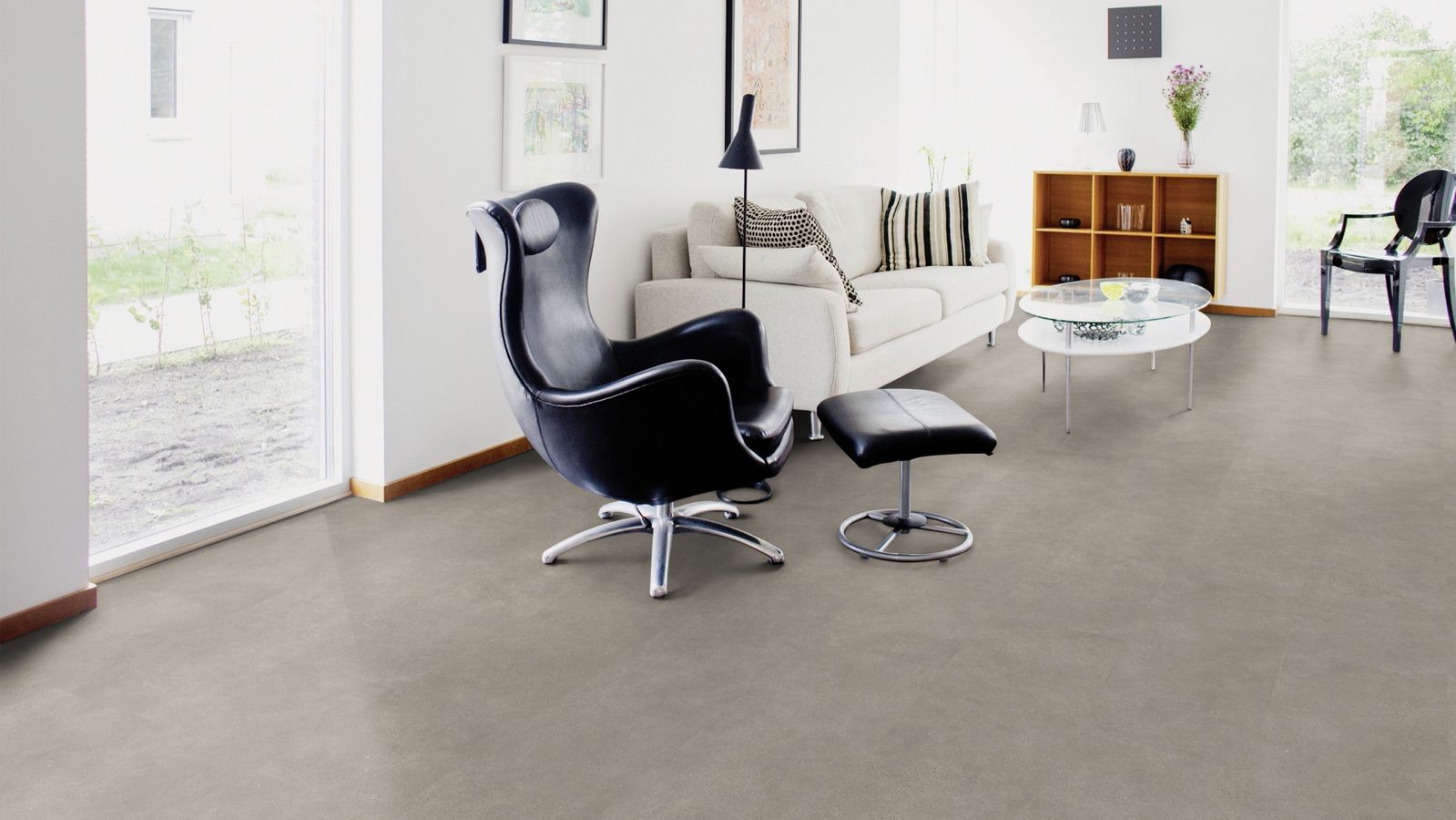 Milieubild Wohnzimmer mit Sessel und bodentiefem Fenster - Wicanders Wise 80003907