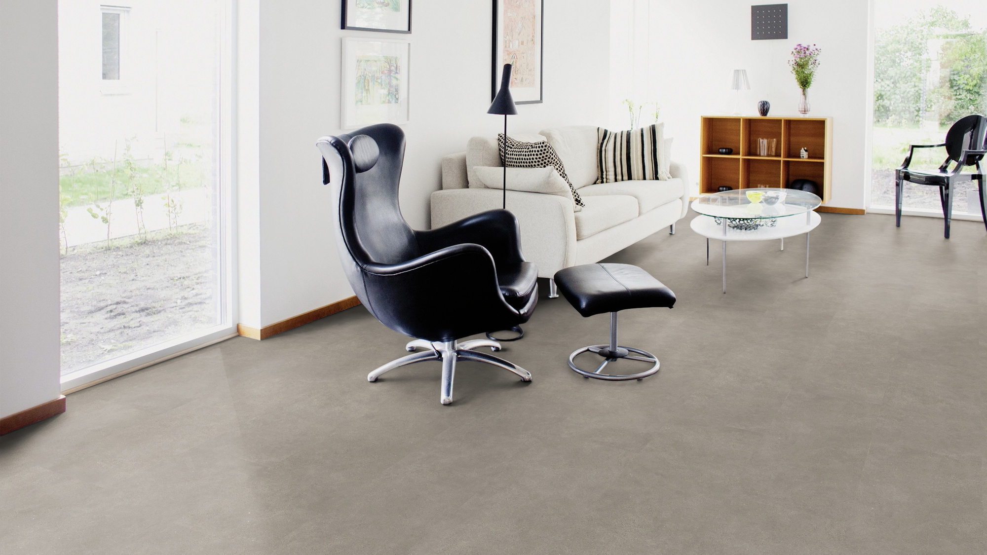 Milieubild Wohnzimmer mit Sessel und bodentiefem Fenster - Wicanders Wise 80003907