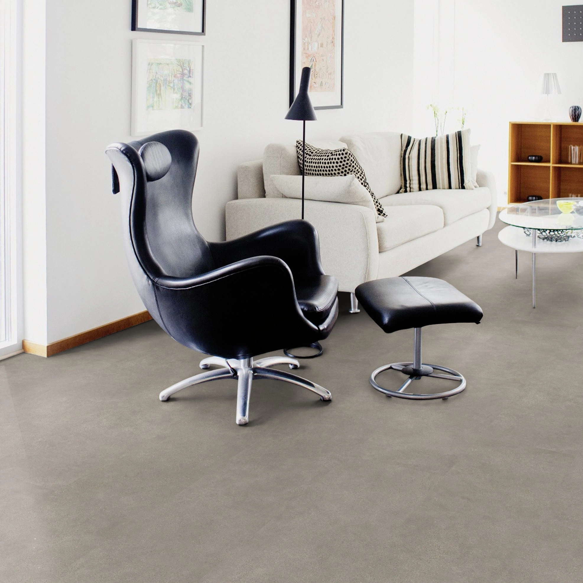 Milieubild Wohnzimmer mit Sessel und bodentiefem Fenster - Wicanders Wise HDF Klick-Designboden stone Natural Microcement Milieubild Wohnzimmer mit Sessel und bodentiefem Fenster - Wicanders Wise 80003907