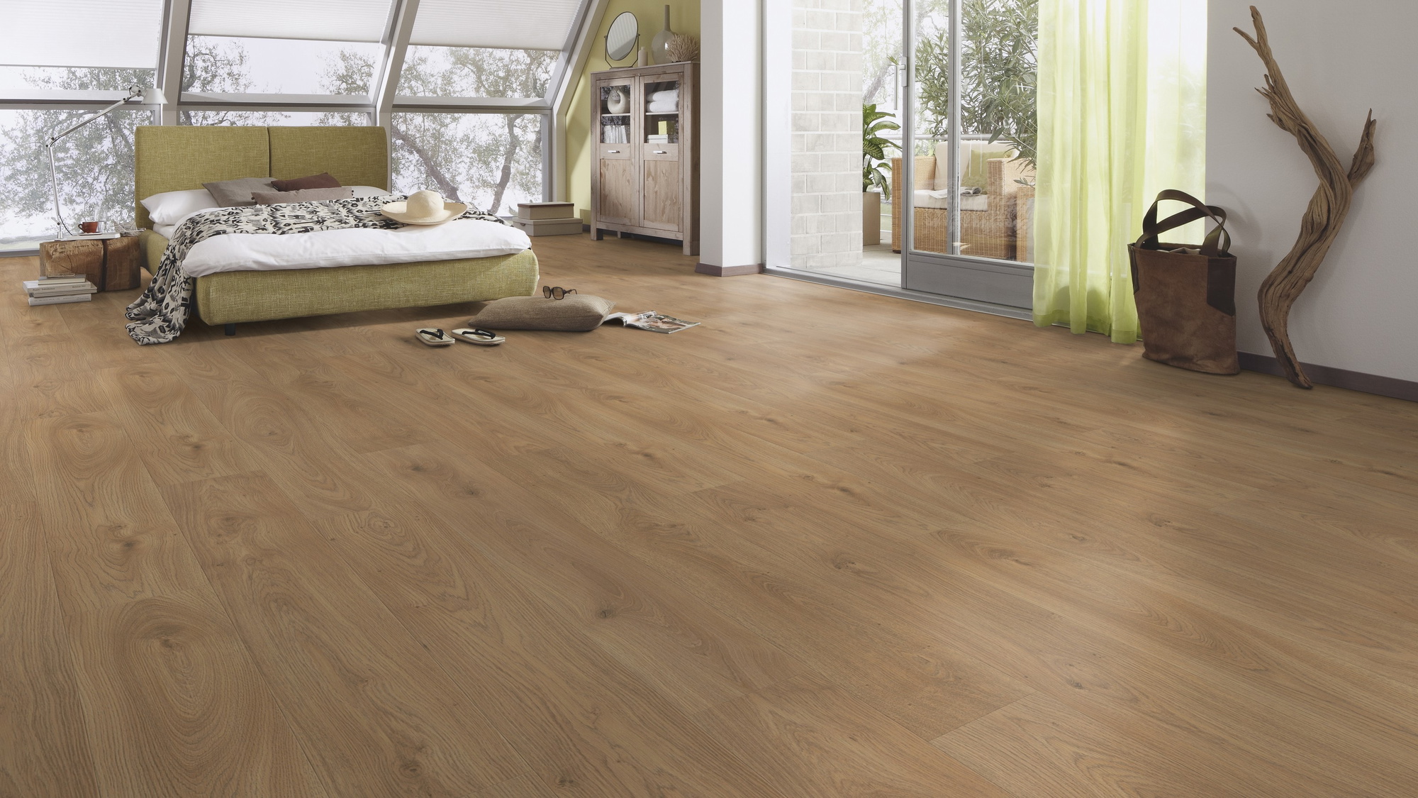 Milieubild Schlafzimmer im modernen Dachgeschoss - Meister Laminat LD 150 Eiche Chianti Milieubild Schlafzimmer im modernen Dachgeschoss - Meister 600017-1288198-07149