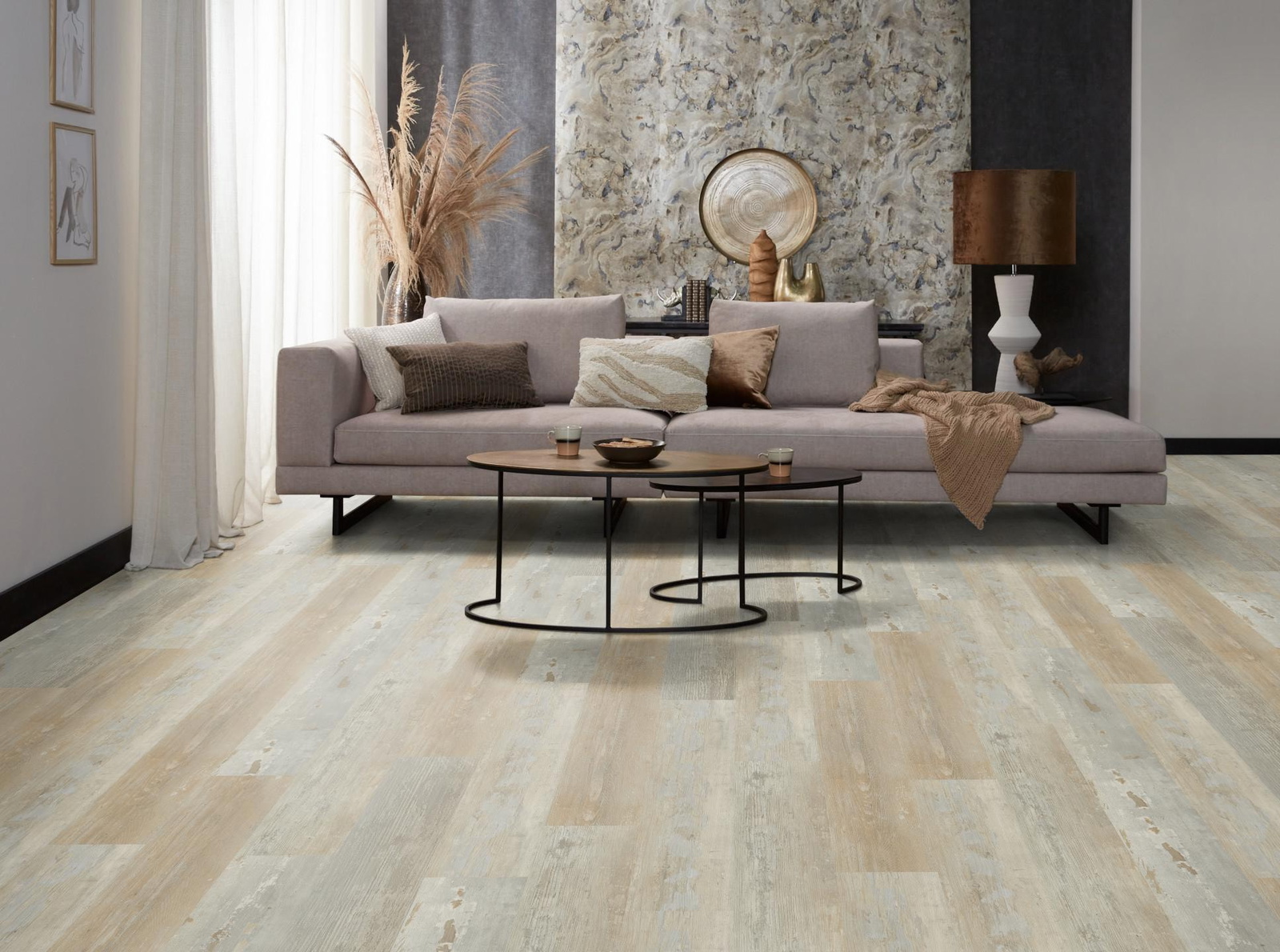 Milieubild Modernes, freundliches Wohnzimmer mit Sofa und Wandtapete - nexflor NXF-60030-012