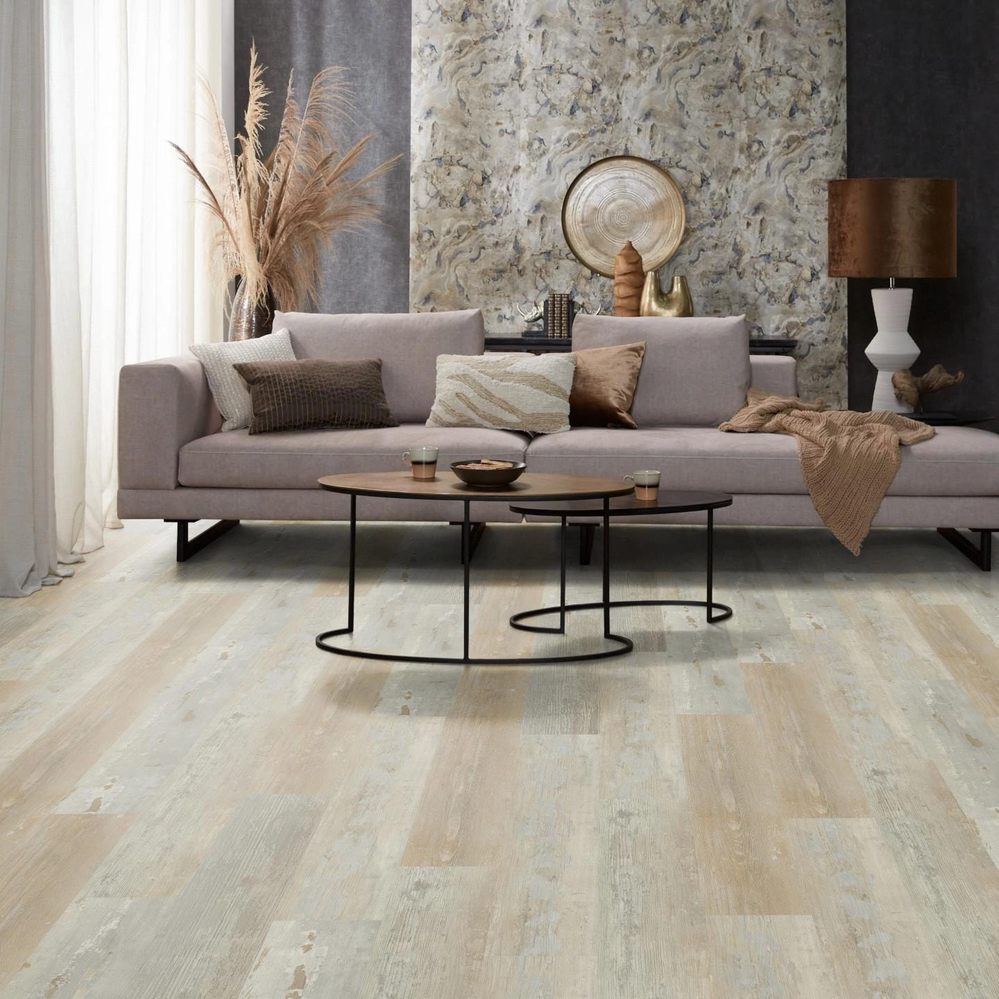 Milieubild Modernes, freundliches Wohnzimmer mit Sofa und Wandtapete - nexflor Rigid Klick-Vinyl Apollo Click Collection Knossos Oak Milieubild Modernes, freundliches Wohnzimmer mit Sofa und Wandtapete - nexflor NXF-60030-012