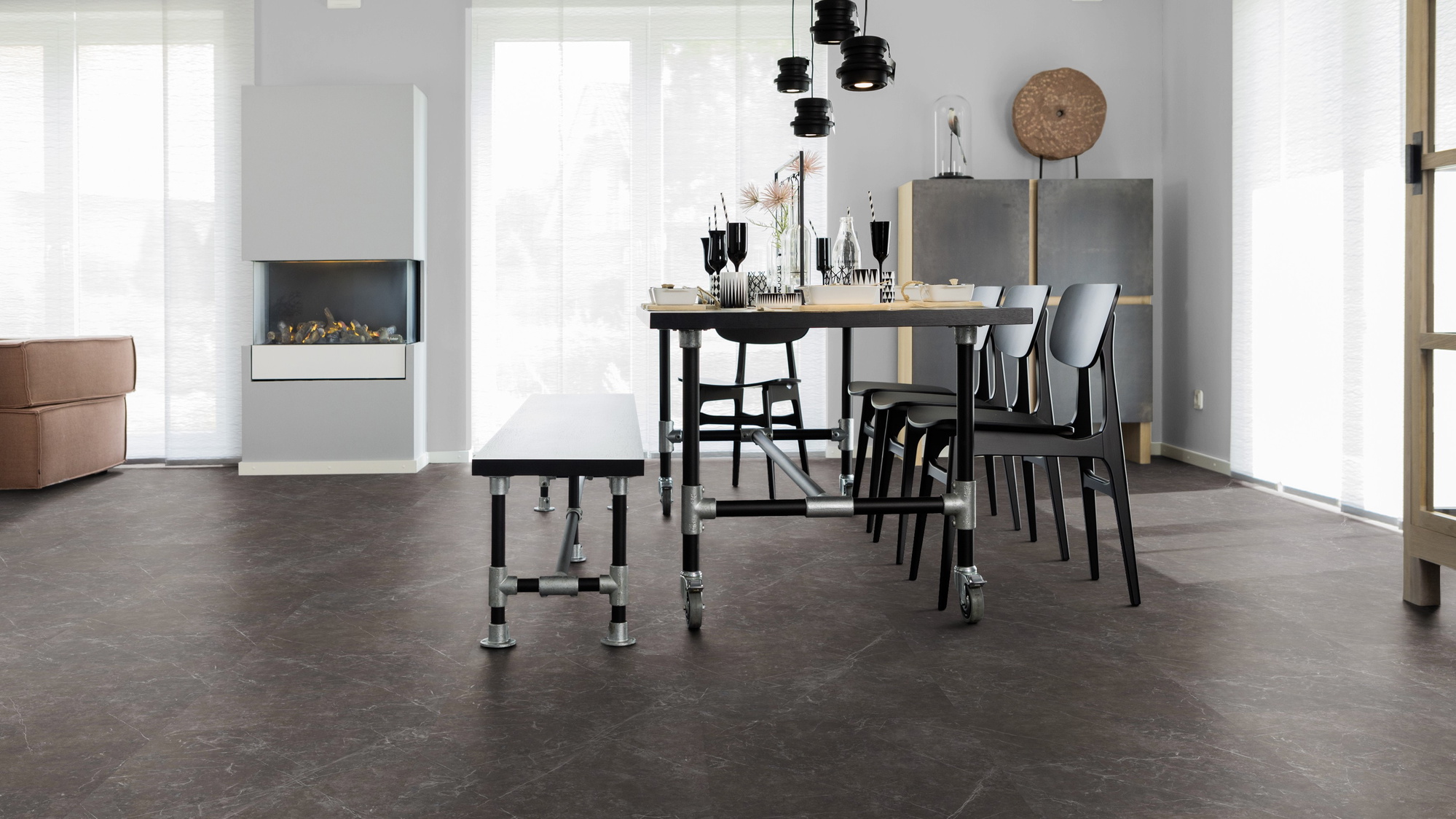 Milieubild Esszimmer mit Kamin - wineo Klebe-Bioboden PURLINE wineo 1500 stone XL Olevano Marble Grey Milieubild Esszimmer mit Kamin - wineo PL15405SXL