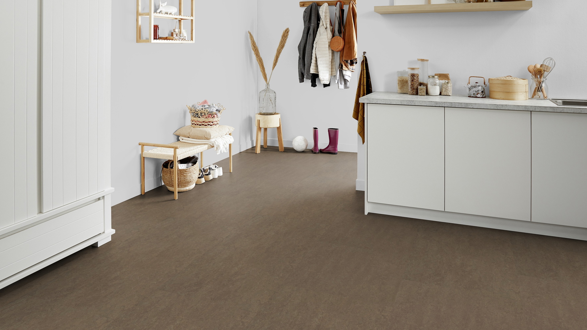 Milieubild Kompakte Küchenzeile im offenen Wohnbereich - Forbo Flooring Marmoleum Modular Neutral Clay Milieubild Kompakte Küchenzeile im offenen Wohnbereich - Forbo Flooring 255285