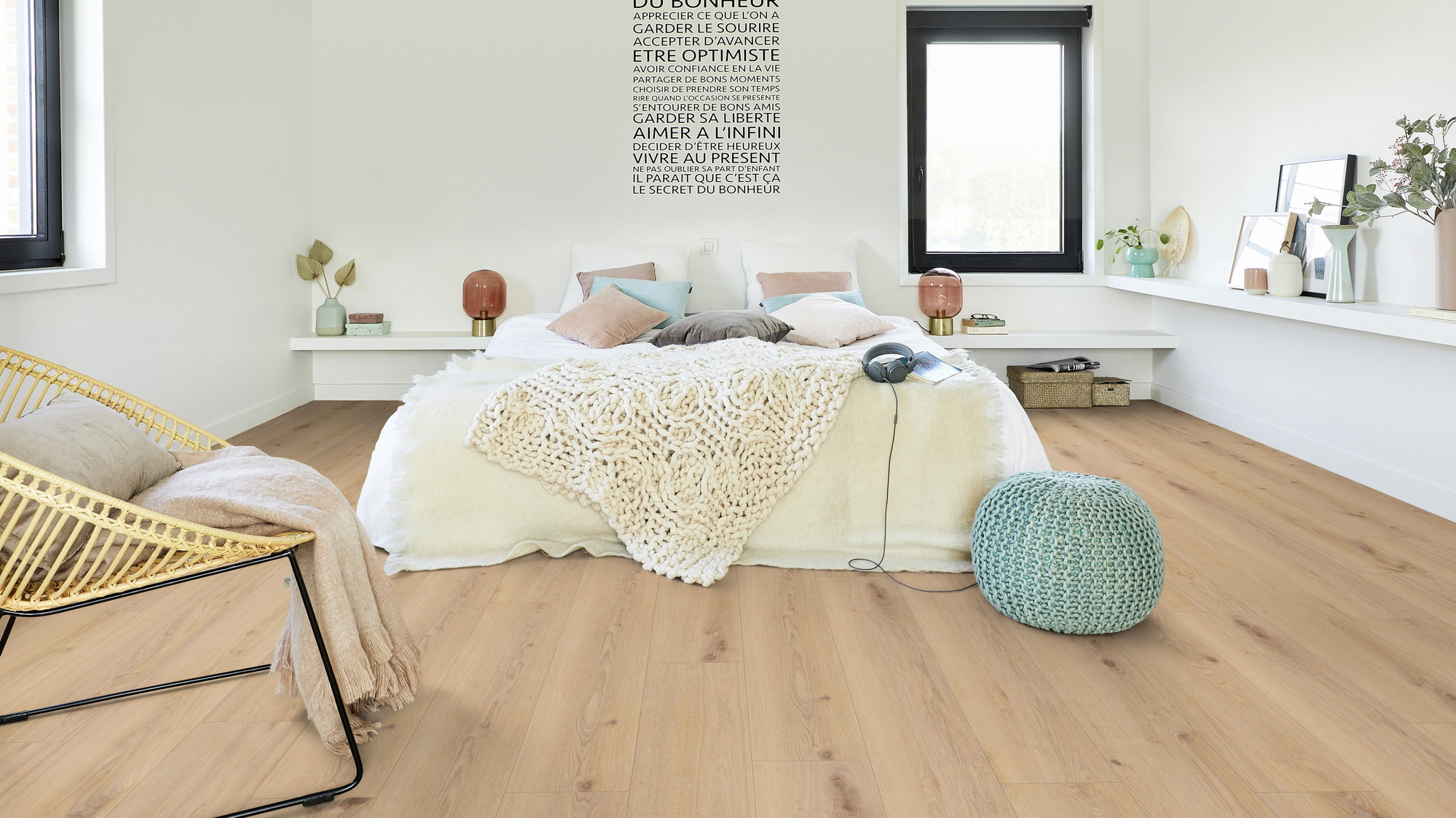 Milieubild Modernes Schlafzimmer - Bett mit Stuhl - Tarkett Klebe-Vinyl Essence 30 Primary Oak Beige Milieubild Modernes Schlafzimmer - Bett mit Stuhl - Tarkett 260055003