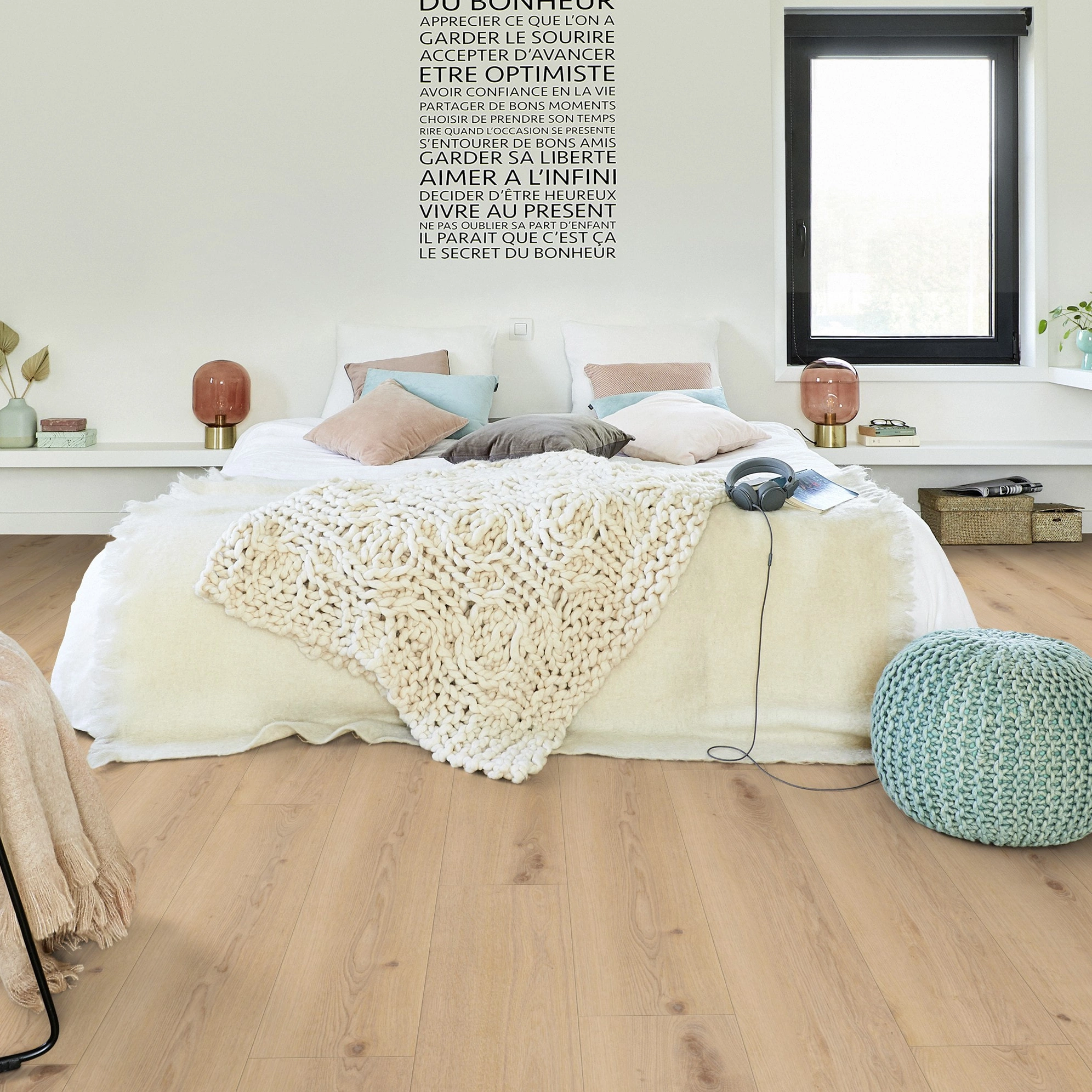 Milieubild Modernes Schlafzimmer - Bett mit Stuhl - Tarkett Klebe-Vinyl Essence 30 Primary Oak Beige Milieubild Modernes Schlafzimmer - Bett mit Stuhl - Tarkett 260055003