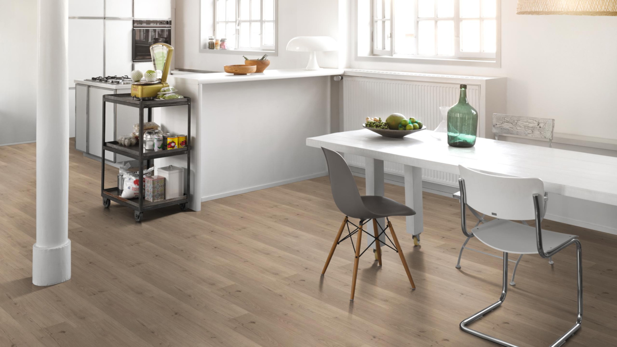 Milieubild Küche mit Essbereich - Parador HDF Klick-Vinyl Basic 30 Eiche Infinity grau Milieubild Küche mit Essbereich - Parador 1730635