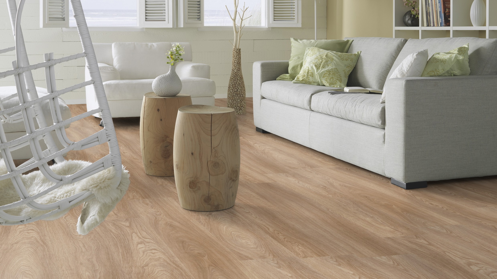 Milieubild Modernes, freundliches Wohnzimmer mit Sofa - Forbo Flooring Klebe-Vinyl Allura Dryback 0.55 Wood Natural Serene Oak Milieubild Modernes, freundliches Wohnzimmer mit Sofa - Forbo Flooring 243560