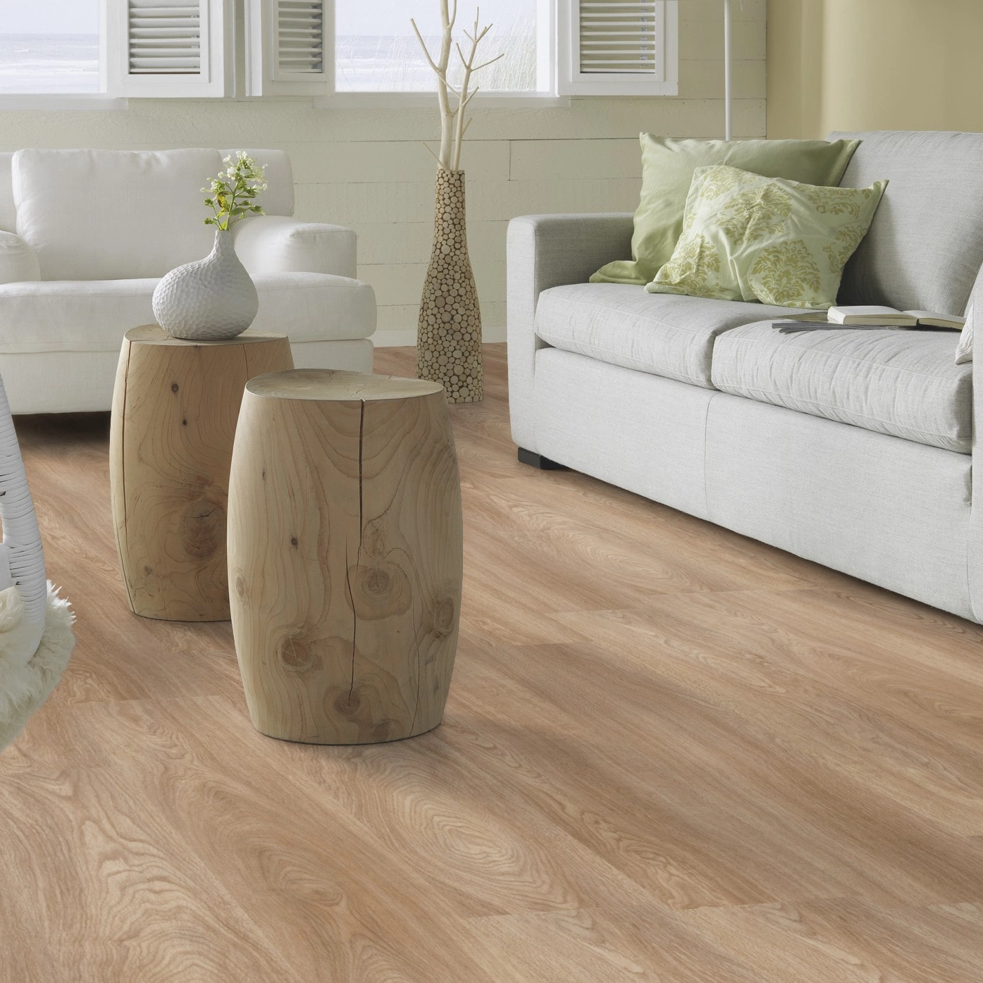 Milieubild Modernes, freundliches Wohnzimmer mit Sofa - Forbo Flooring Klebe-Vinyl Allura Dryback 0.55 Wood Natural Serene Oak Milieubild Modernes, freundliches Wohnzimmer mit Sofa - Forbo Flooring 243560