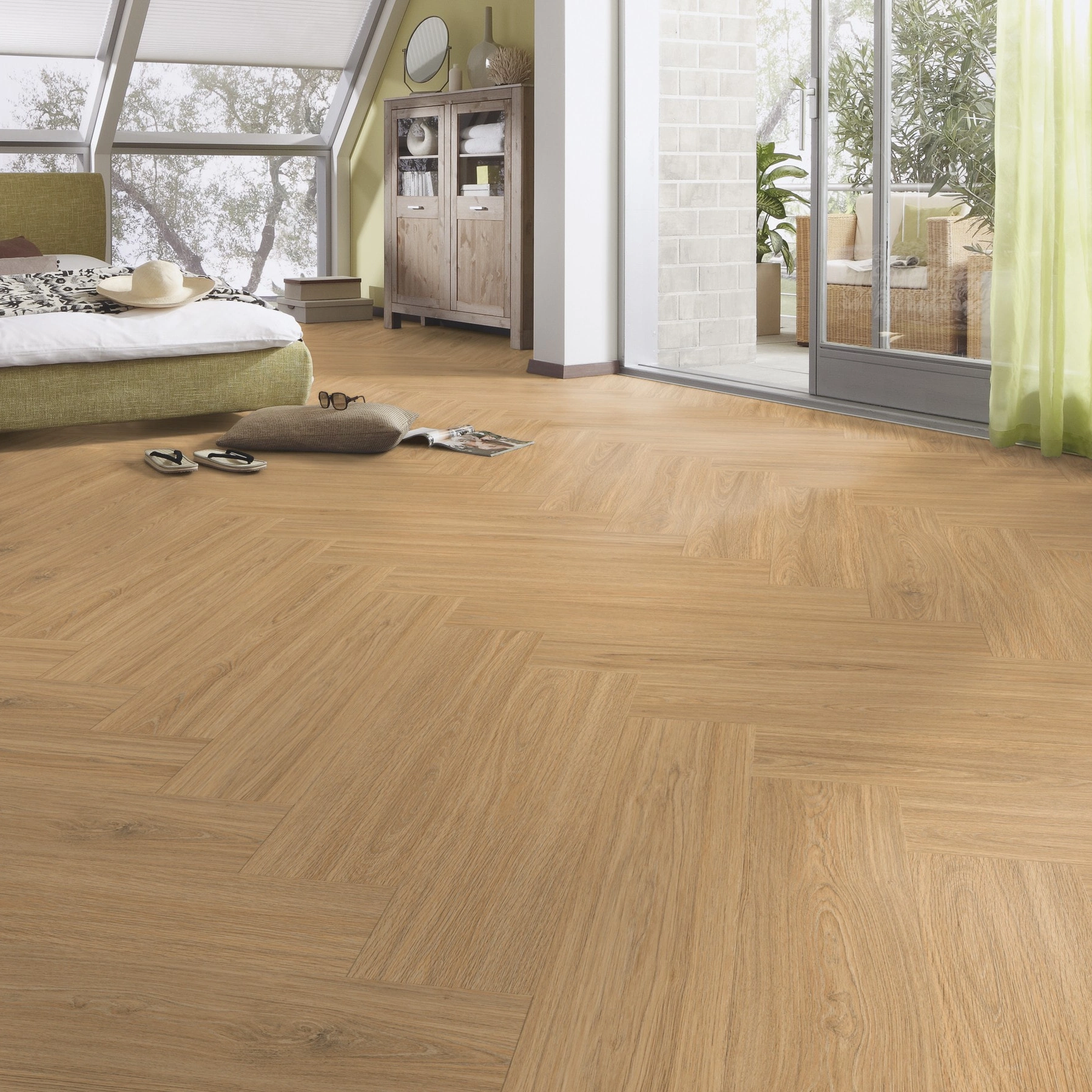 Milieubild Schlafzimmer im modernen Dachgeschoss - MEISTER Laminat LS 350 Princess Oak sand Milieubild Schlafzimmer im modernen Dachgeschoss - MEISTER 600001-0840168-06895