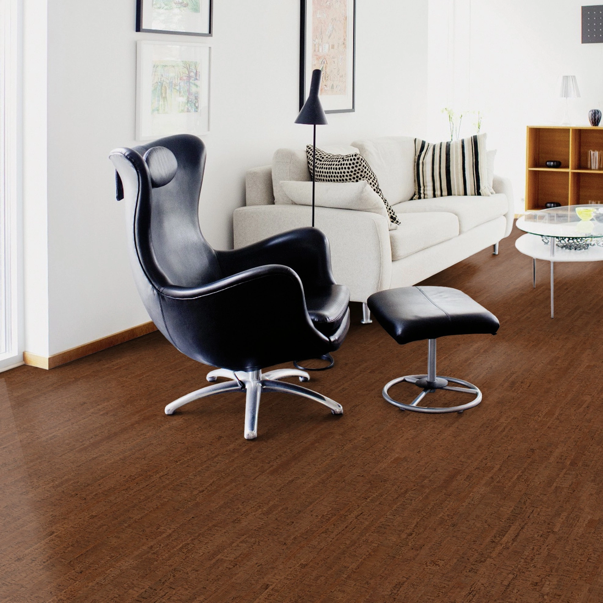 Milieubild Wohnzimmer mit Sessel und bodentiefem Fenster - Wicanders Wise HDF Klick-Korkboden cork Go Allure Milieubild Wohnzimmer mit Sessel und bodentiefem Fenster - Wicanders Wise 80001638