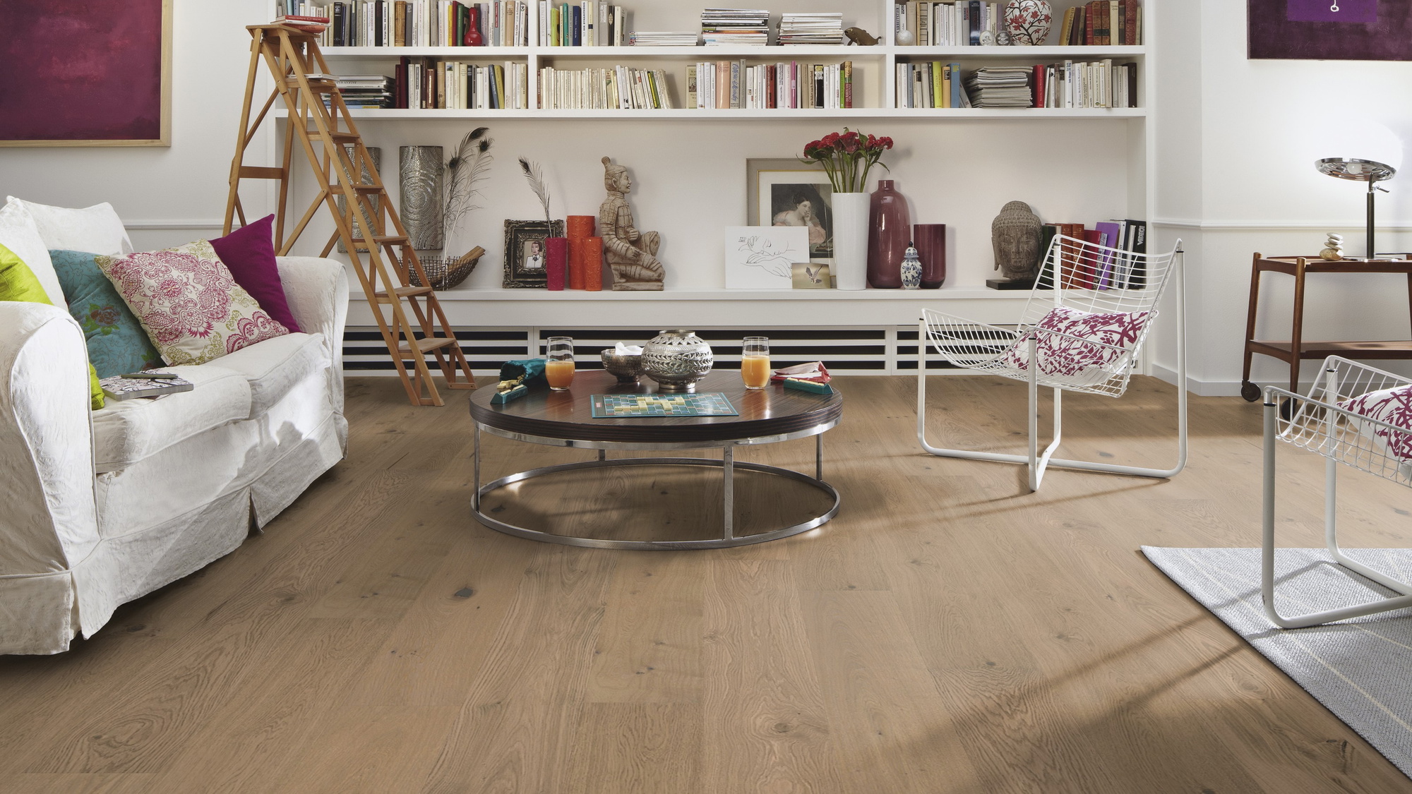 Milieubild Wohnzimmer mit großem Bücherregal - MEISTER Furnierboden HD 100 Natureflex Eiche auth greige pure Milieubild Wohnzimmer mit großem Bücherregal - MEISTER 500139-2200210-20018