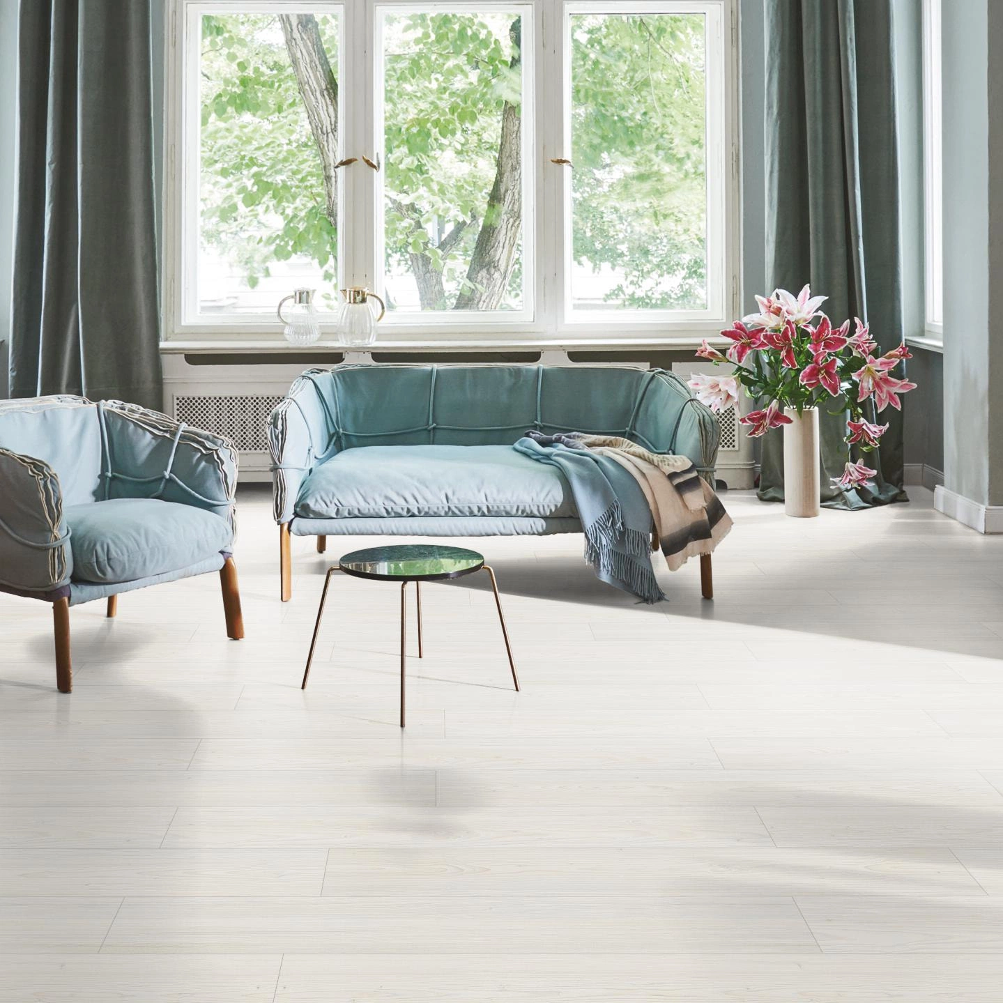 Milieubild Wohnzimmer in Stadtwohnung - Parador HDF Klick-Designboden Modular ONE Lärche Apollo weiß Milieubild Wohnzimmer in Stadtwohnung - Parador 1748713