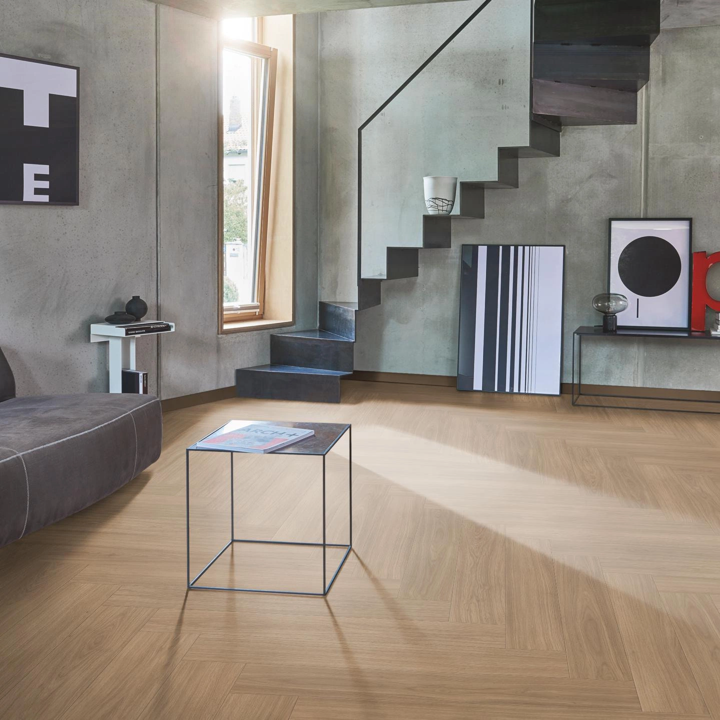 Milieubild Wohnzimmer im modernen Loft-Stil - Parador HDF Klick-Designboden Modular ONE Fischgrät Eiche Artemis karamellbraun Milieubild Wohnzimmer im modernen Loft-Stil - Parador 1748735