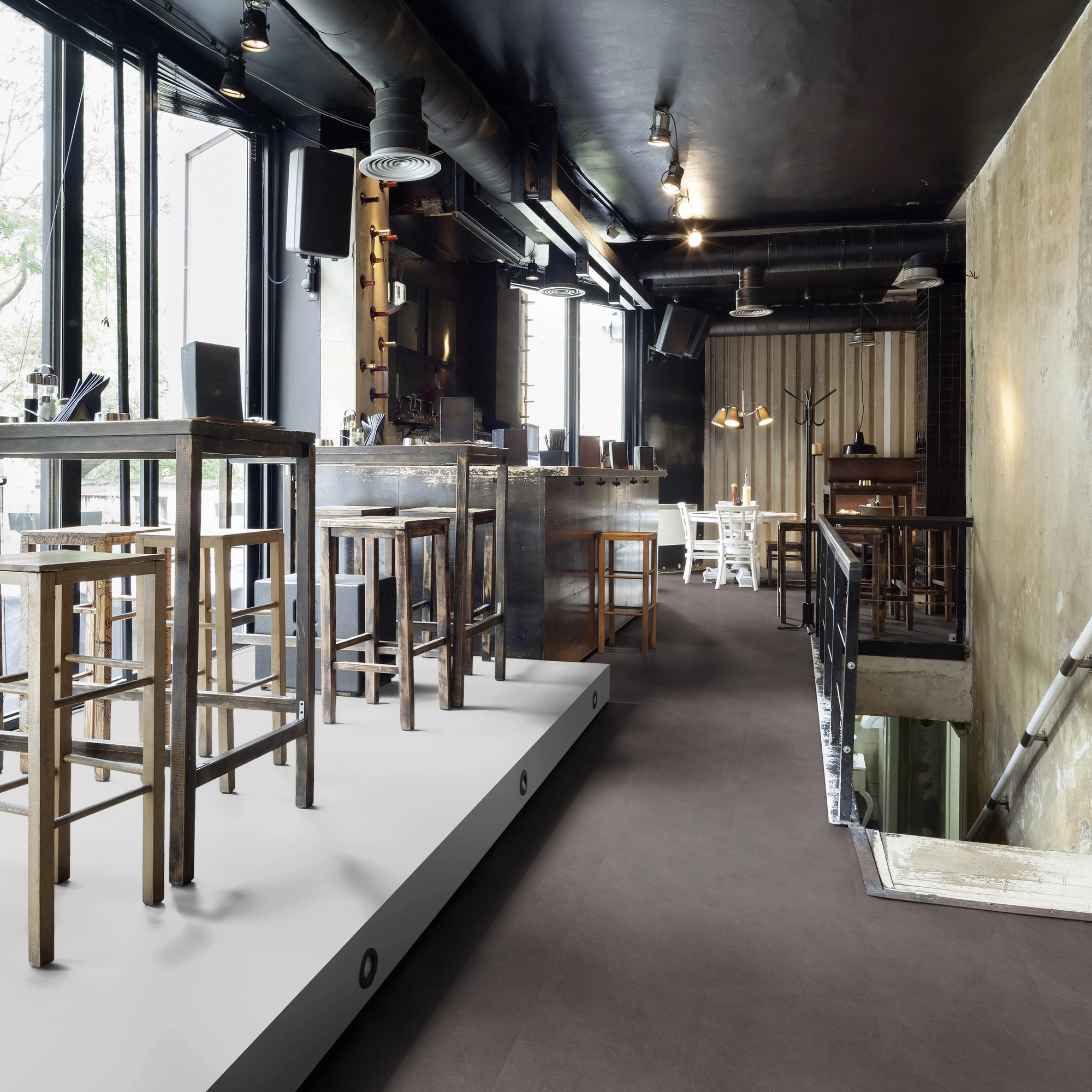 Milieubild Restaurant - Bar mit Tischen und Hockern - wineo Klebe-Bioboden PURLINE wineo 1500 stone XL Modern Stone Dark Milieubild Restaurant - Bar mit Tischen und Hockern - wineo PL15403SXL