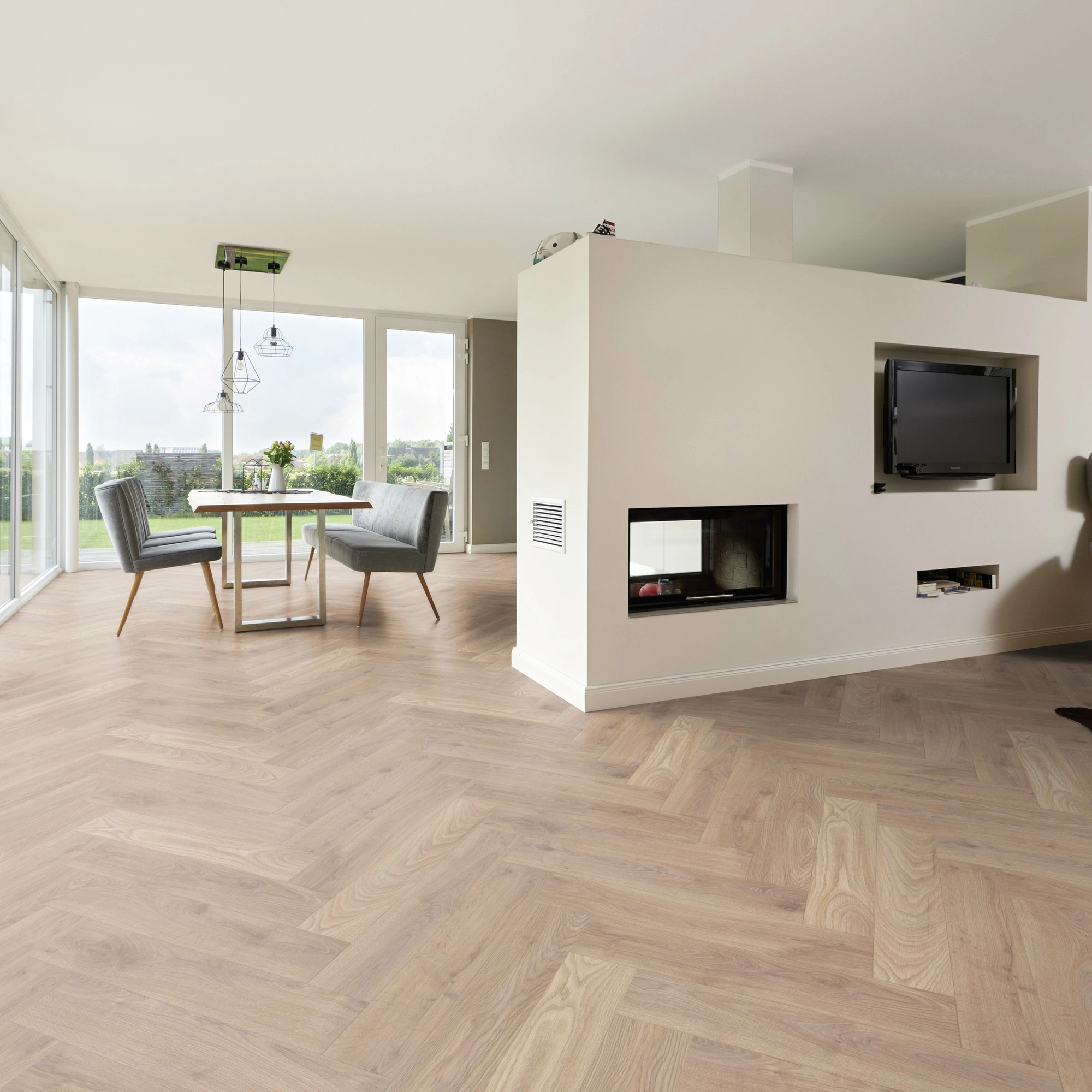 Milieubild Wohnzimmer mit Essbereich und Kamin - ter Hürne Laminat Herringbone Edition Eiche Maisonette Milieubild Wohnzimmer mit Essbereich und Kamin - ter Hürne 1101021848