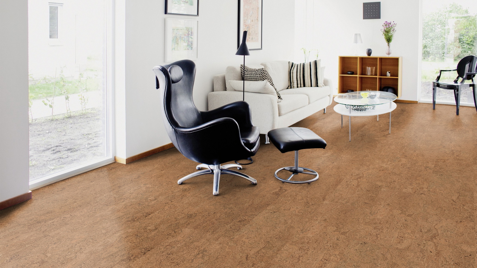 Milieubild Wohnzimmer mit Sessel und bodentiefem Fenster - Wicanders Wise 80002241