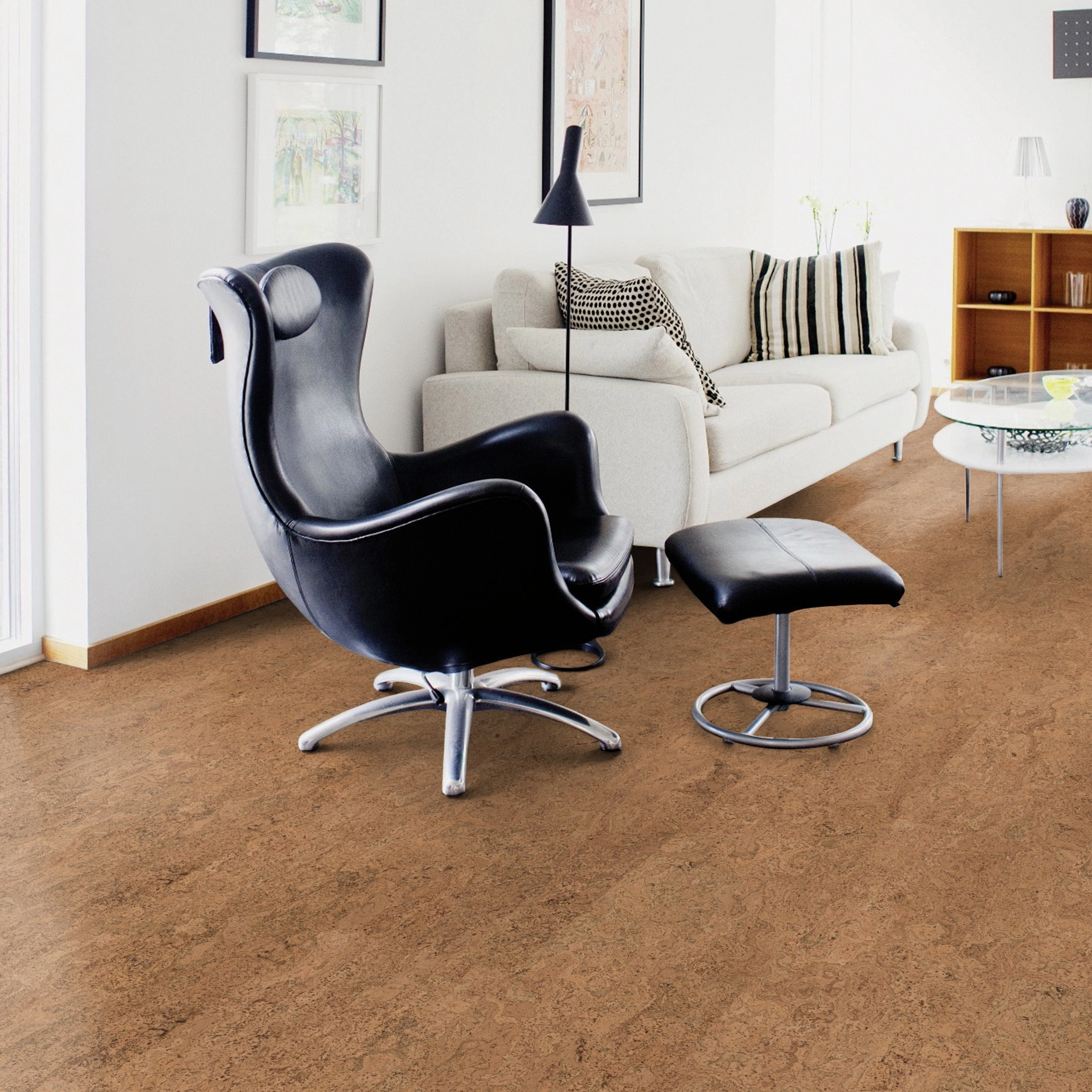 Milieubild Wohnzimmer mit Sessel und bodentiefem Fenster - Wicanders Wise HDF Klick-Korkboden cork Essence Originals Symphony Milieubild Wohnzimmer mit Sessel und bodentiefem Fenster - Wicanders Wise 80002241