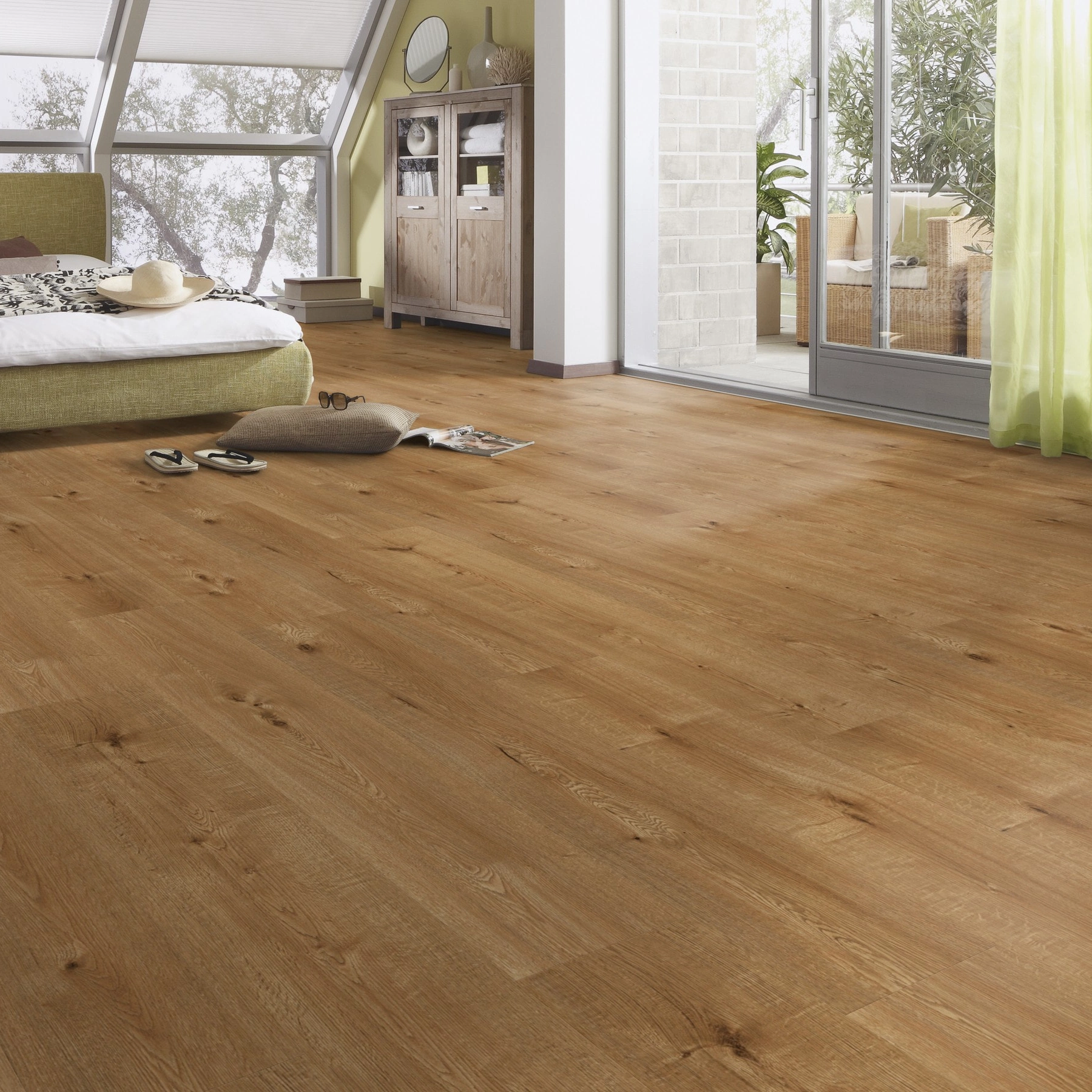 Milieubild Schlafzimmer im modernen Dachgeschoss - MEISTER Laminat LD 55 Hill Oak Milieubild Schlafzimmer im modernen Dachgeschoss - MEISTER 600015-1288198-07153