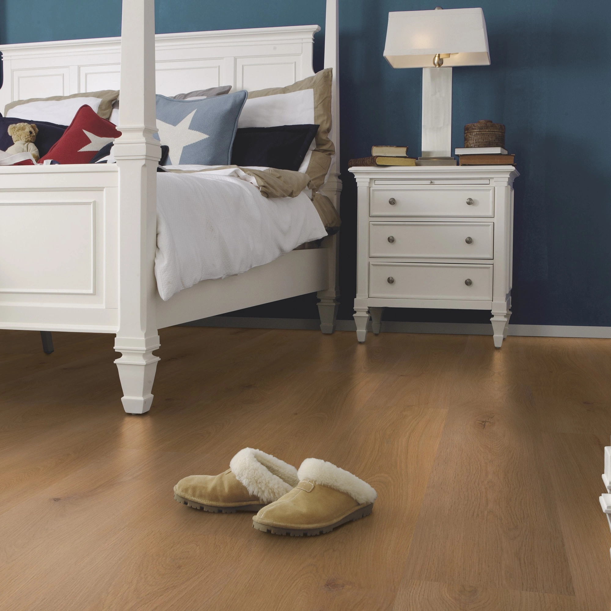 Milieubild Schlafzimmer im Landhaus-Stil - wineo HDF Klick-Bioboden PURLINE wineo 1000 wood XL Noble Oak Toffee Milieubild Schlafzimmer im Landhaus-Stil - wineo MLP311R