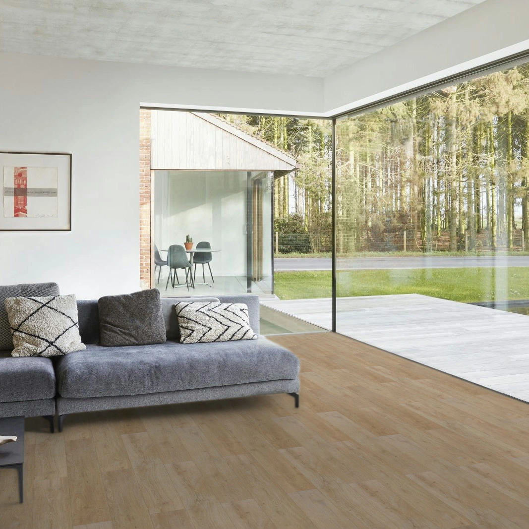 Milieubild Modernes Wohnzimmer mit Fensterfront - BerryAlloc Klebe-Vinyl Zenn Gluedown 30 Faro Milieubild Modernes Wohnzimmer mit Fensterfront - BerryAlloc 60002224