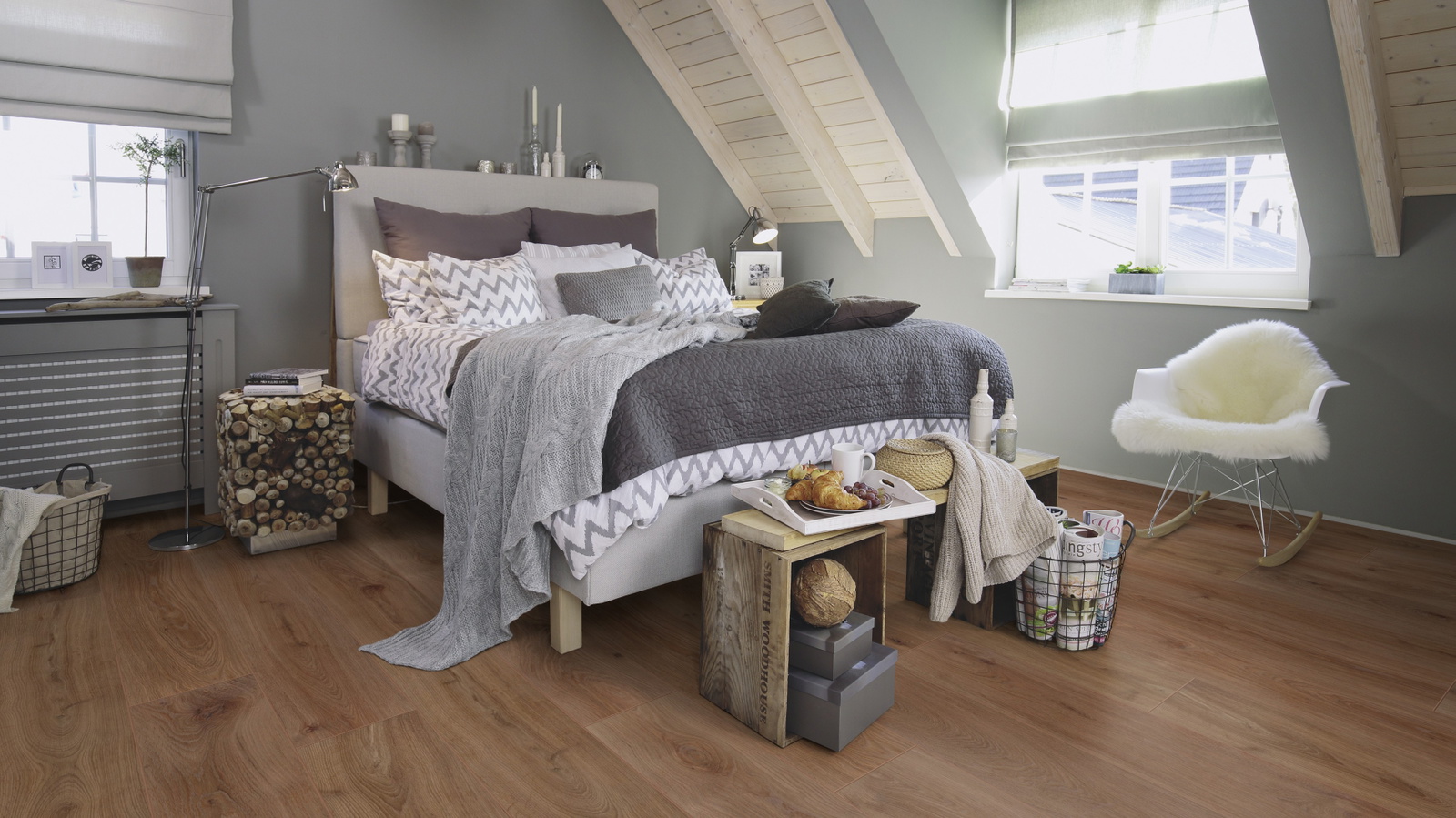 Milieubild Schlafzimmer im modernen Dachgeschoss - wineo PL312R