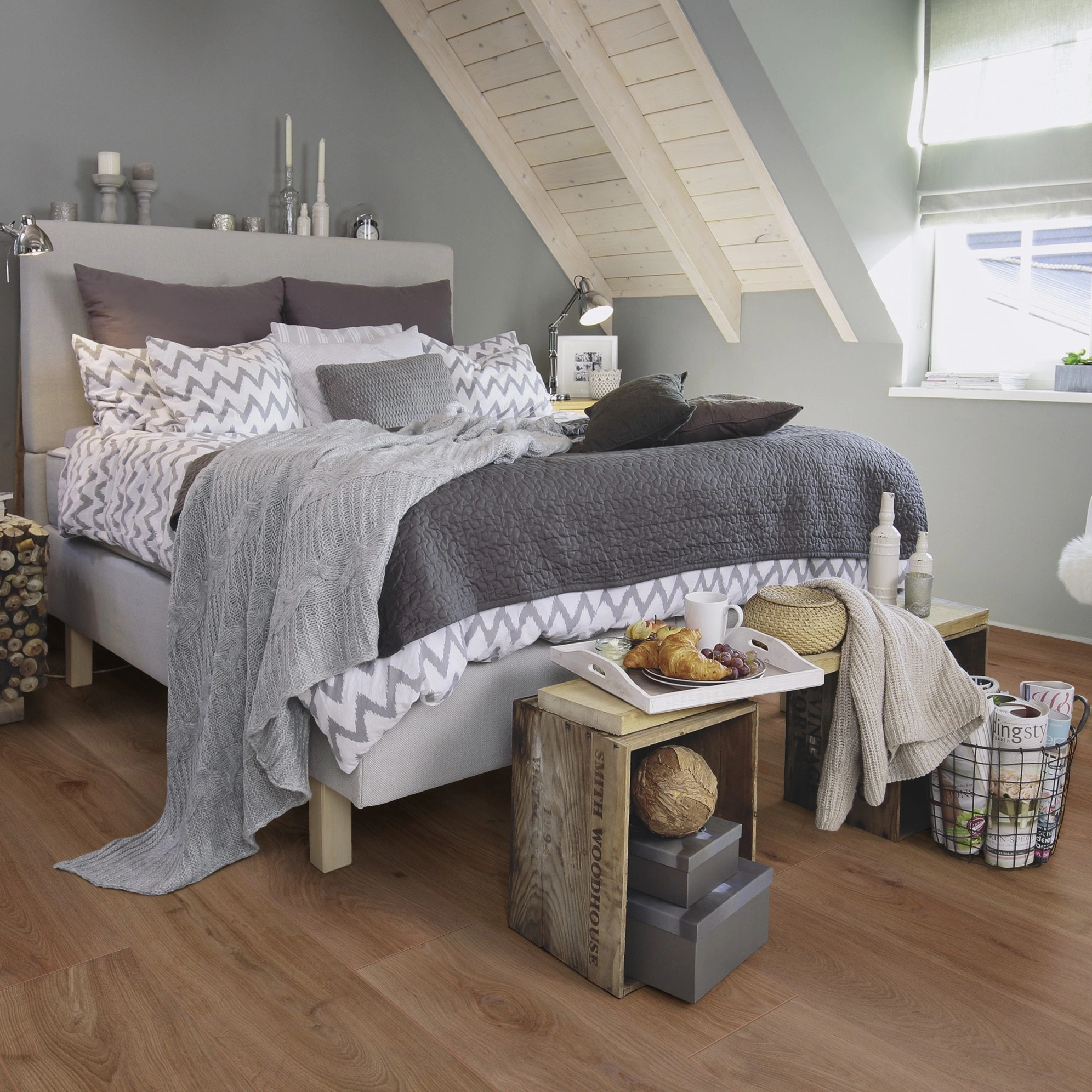 Milieubild Schlafzimmer im modernen Dachgeschoss - wineo Klebe-Bioboden PURLINE wineo 1000 wood XL Noble Oak Chocolate Milieubild Schlafzimmer im modernen Dachgeschoss - wineo PL312R