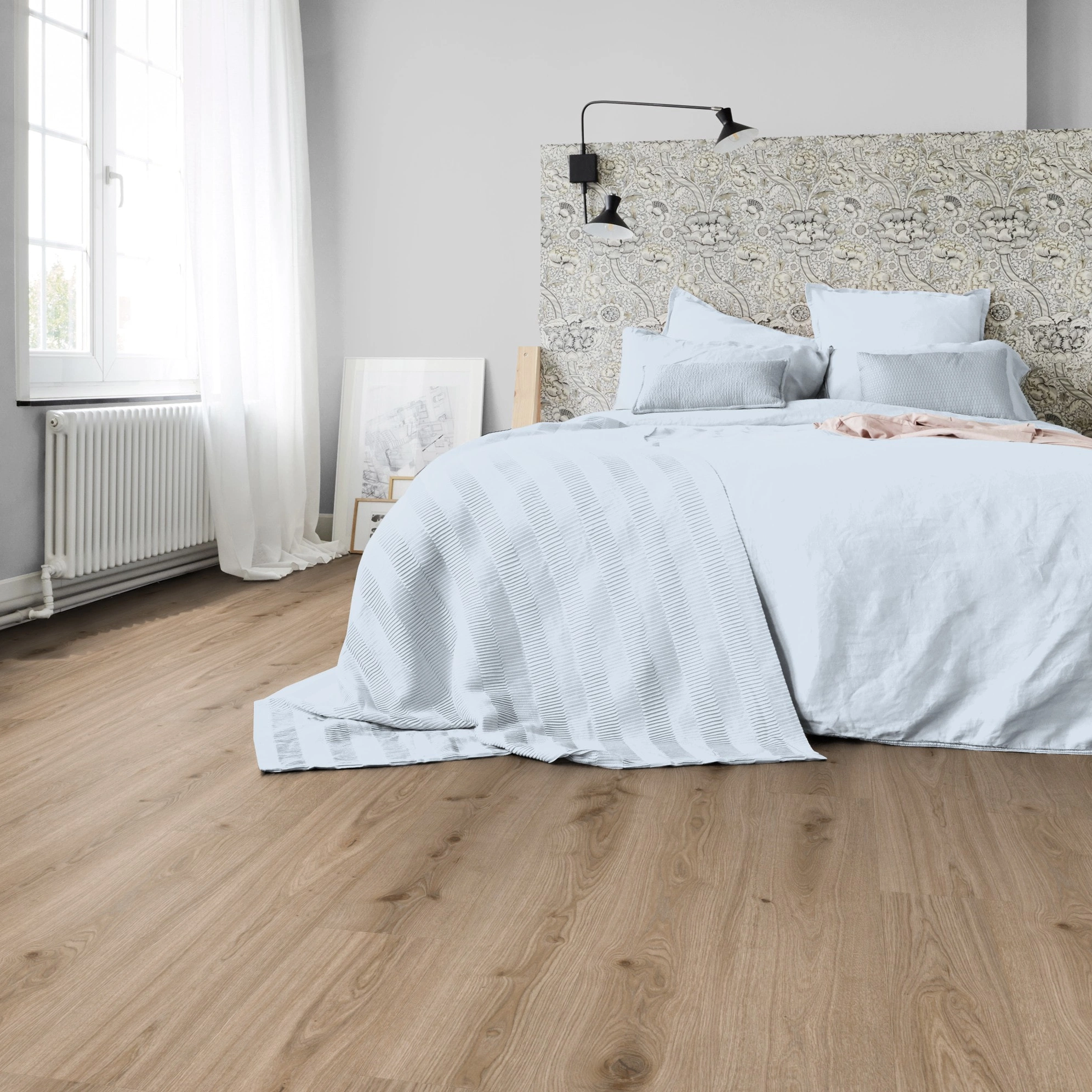 Milieubild Schlafzimmer in Stadtwohnung - Tarkett Klebe-Vinyl Essence 30 Primary Oak Light Grey Milieubild Schlafzimmer in Stadtwohnung - Tarkett 260055006