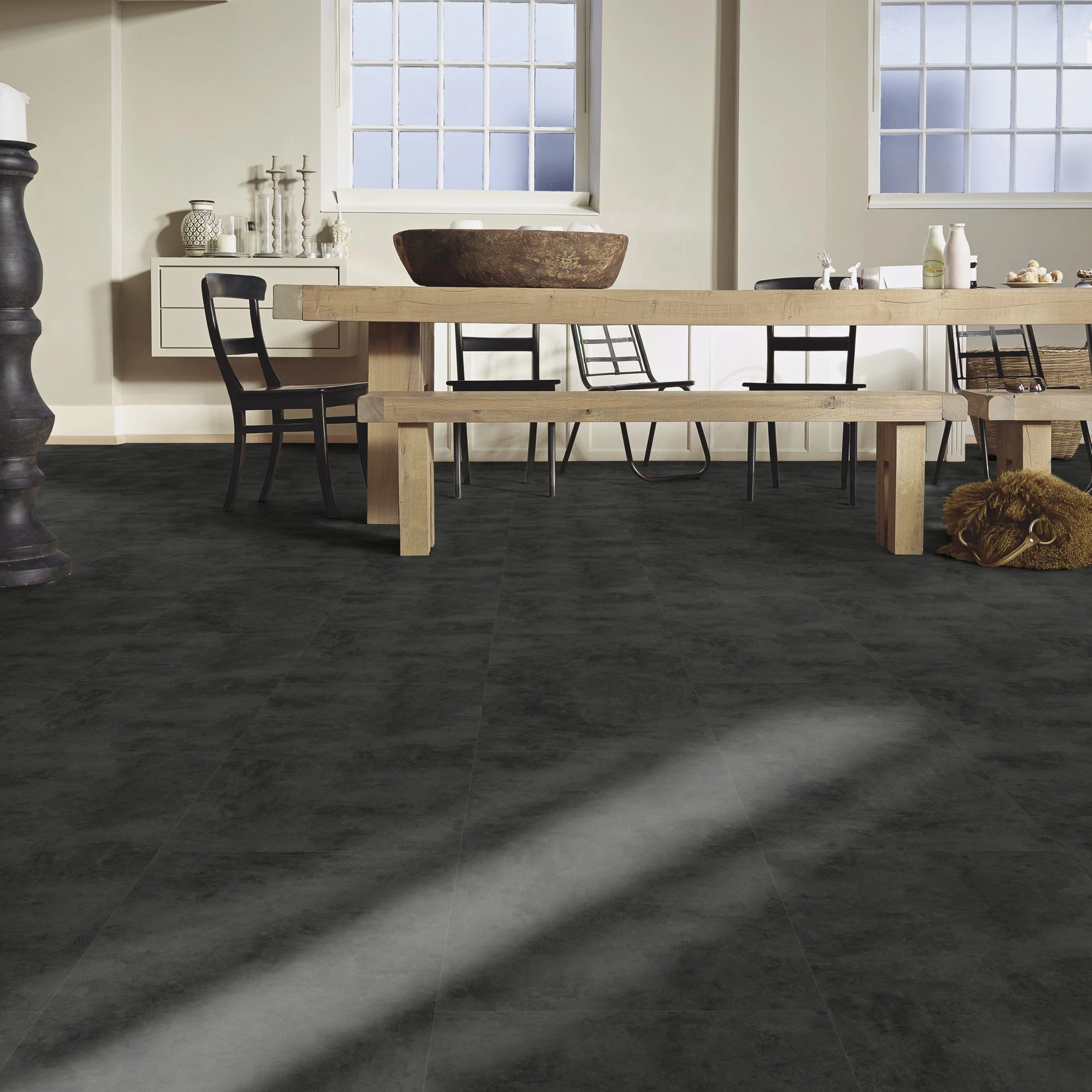 Milieubild Esszimmer mit großem Tisch - MEISTER Laminat LB 150 Black Rock Milieubild Esszimmer mit großem Tisch - MEISTER 600003-0857398-07136